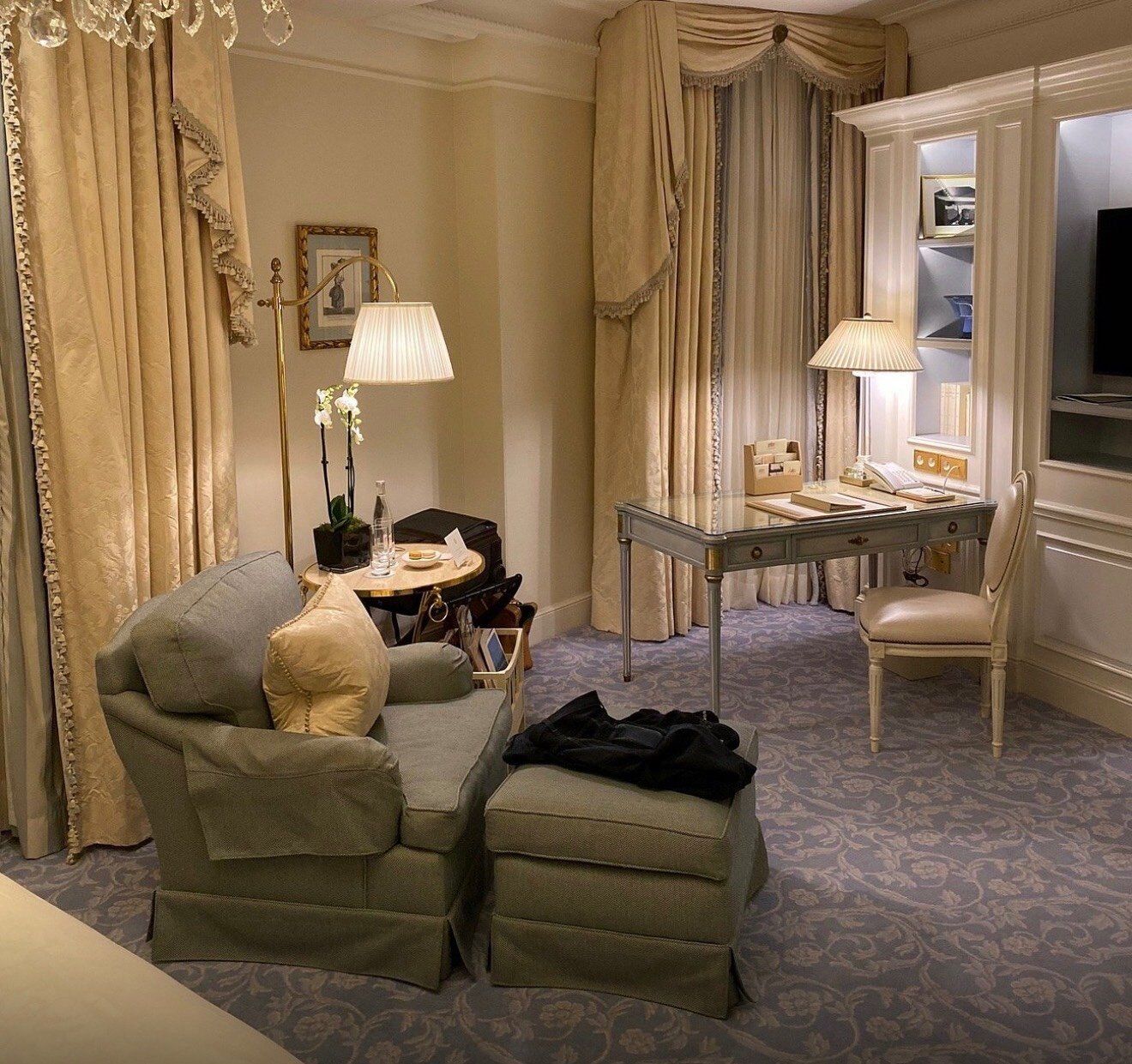 Reading lamp from a luxury hotel, signed Chapman USA, originally from the Hotel George V, Four Seasons Paris