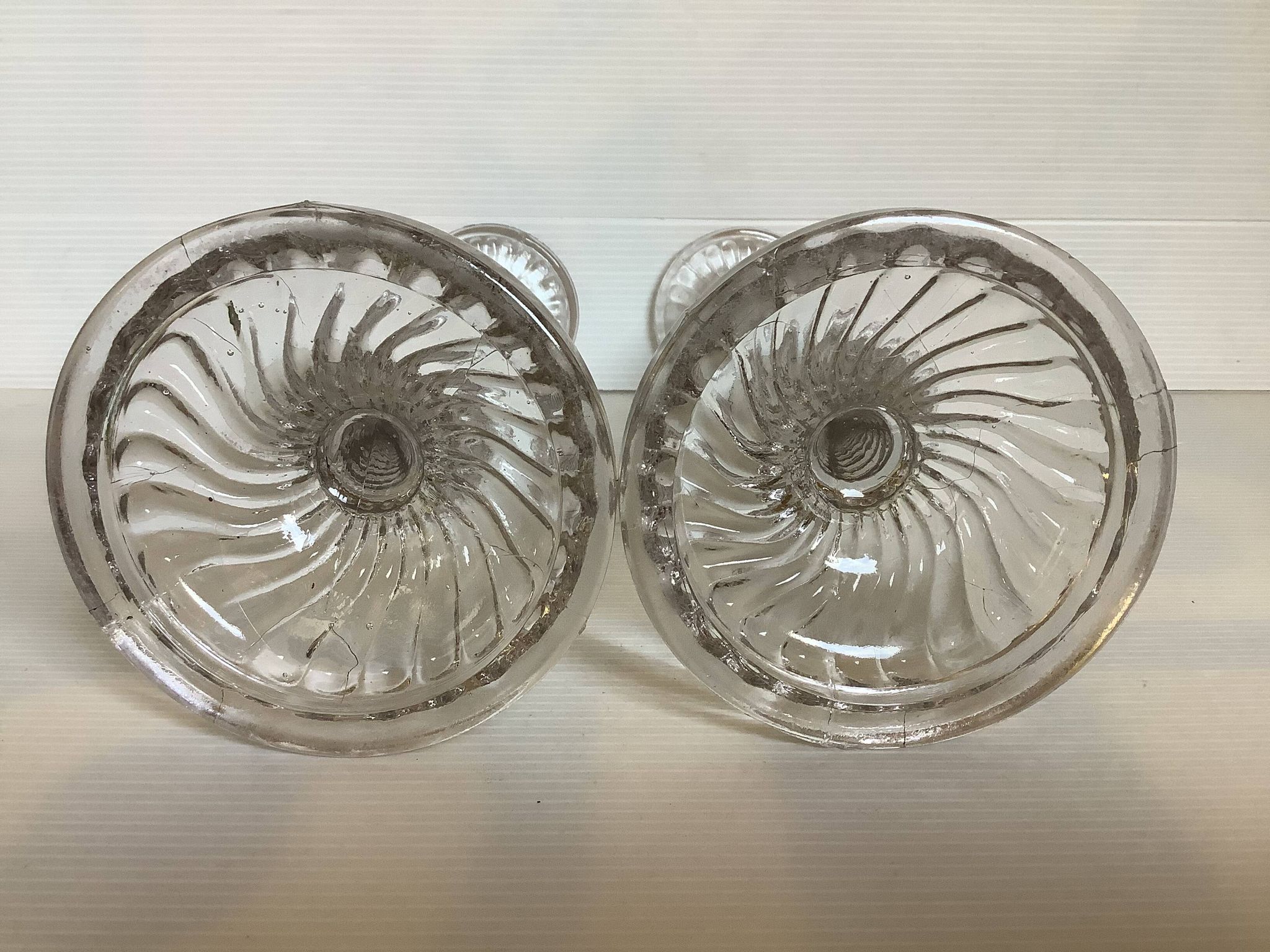 Paire d’anciens bougeoirs verre moulé
