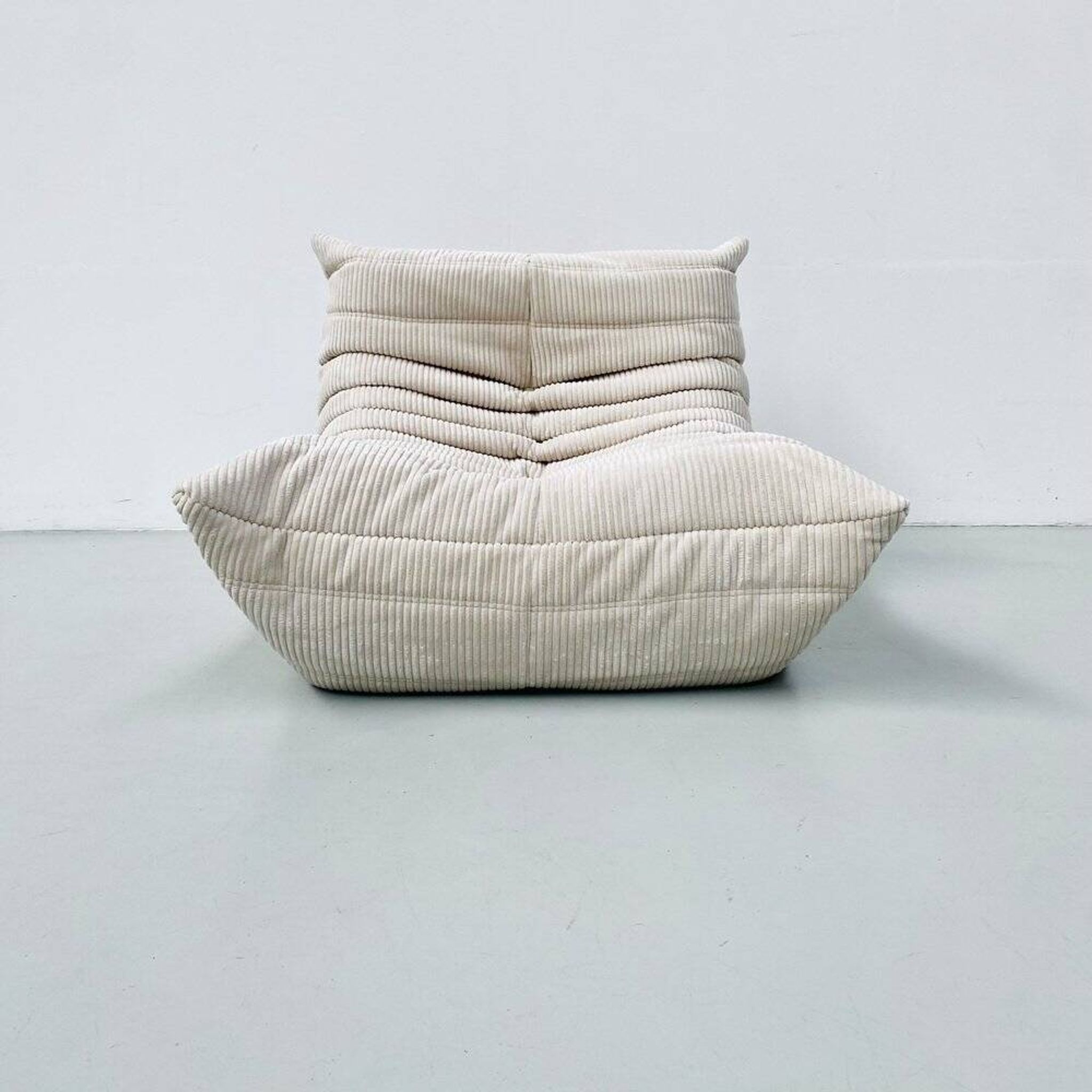 Fauteuil Togo Lounge en velours côtelé beige par Michel Ducaroy pour Ligne Roset.