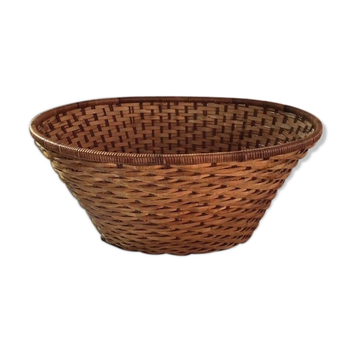 Two-tone braided wicker pan