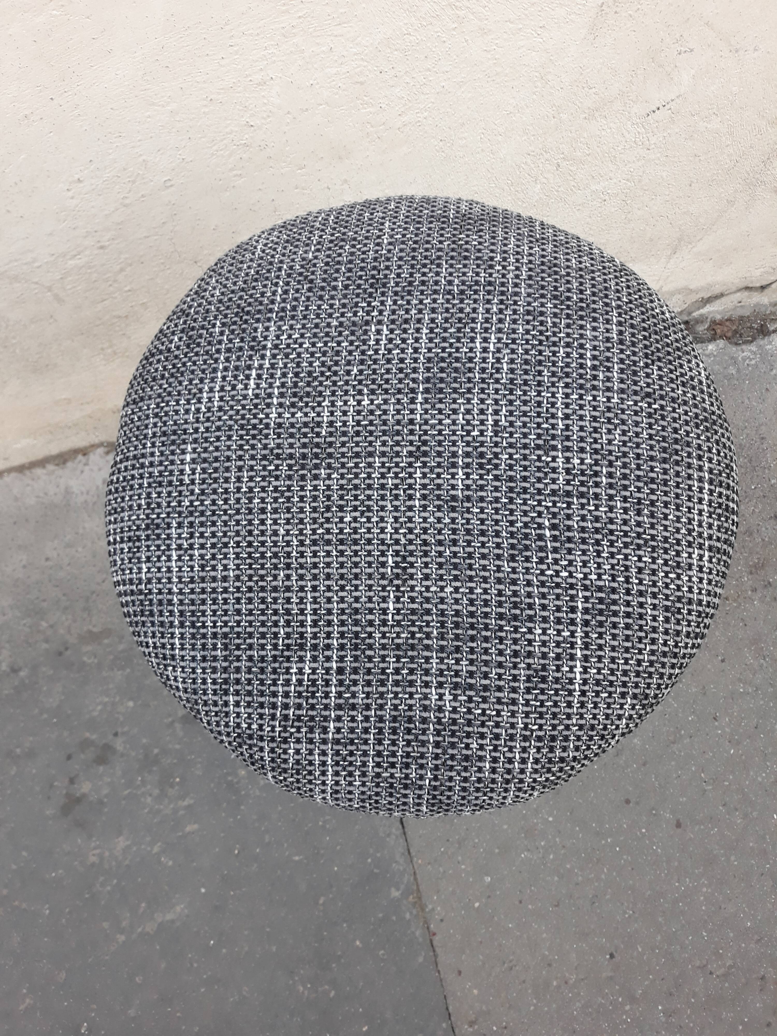 Adjustable piano stool