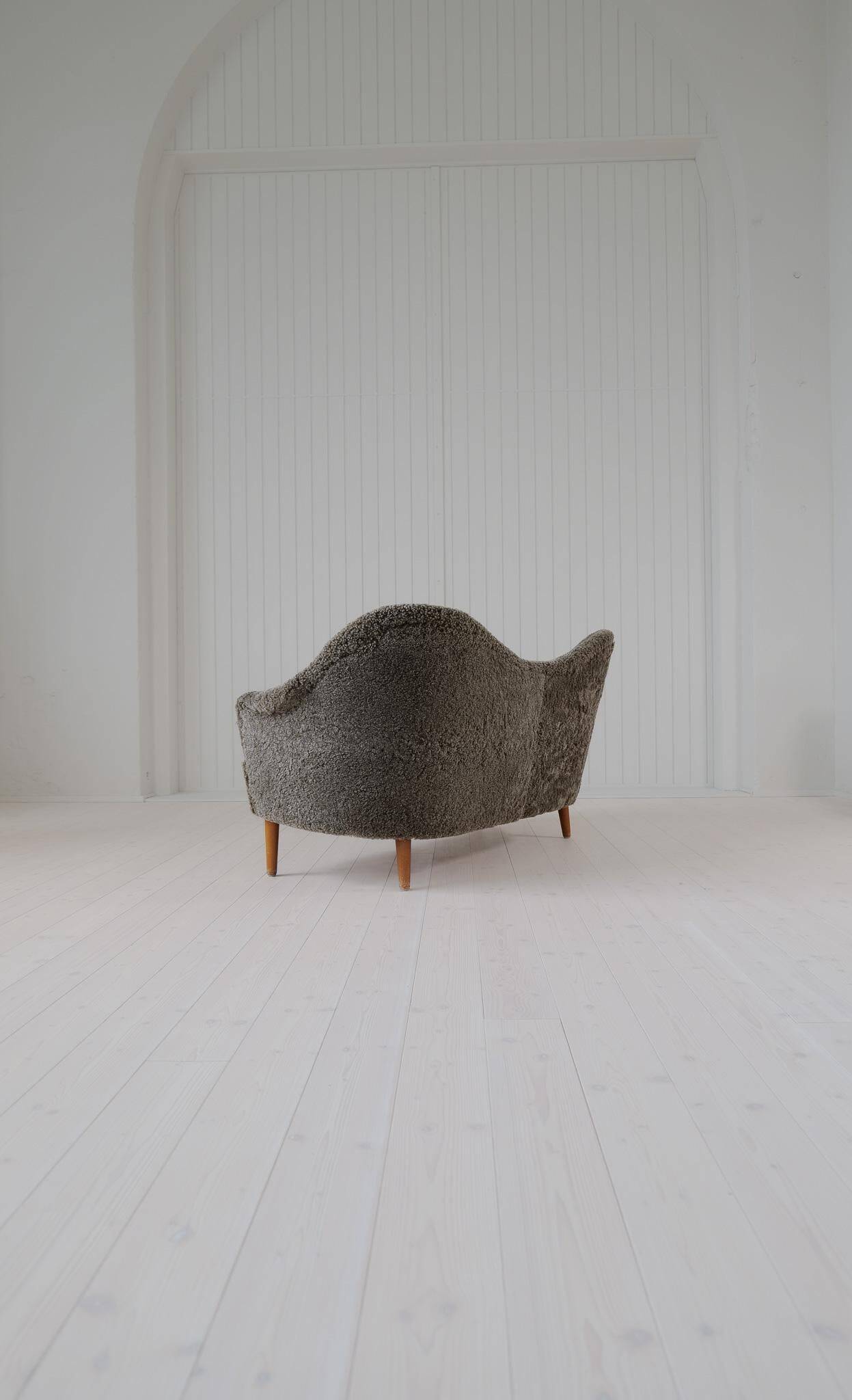 Mid-century modern canapé in sheepskin / shearling model 'Samspel' by Carl Malmsten, 1956