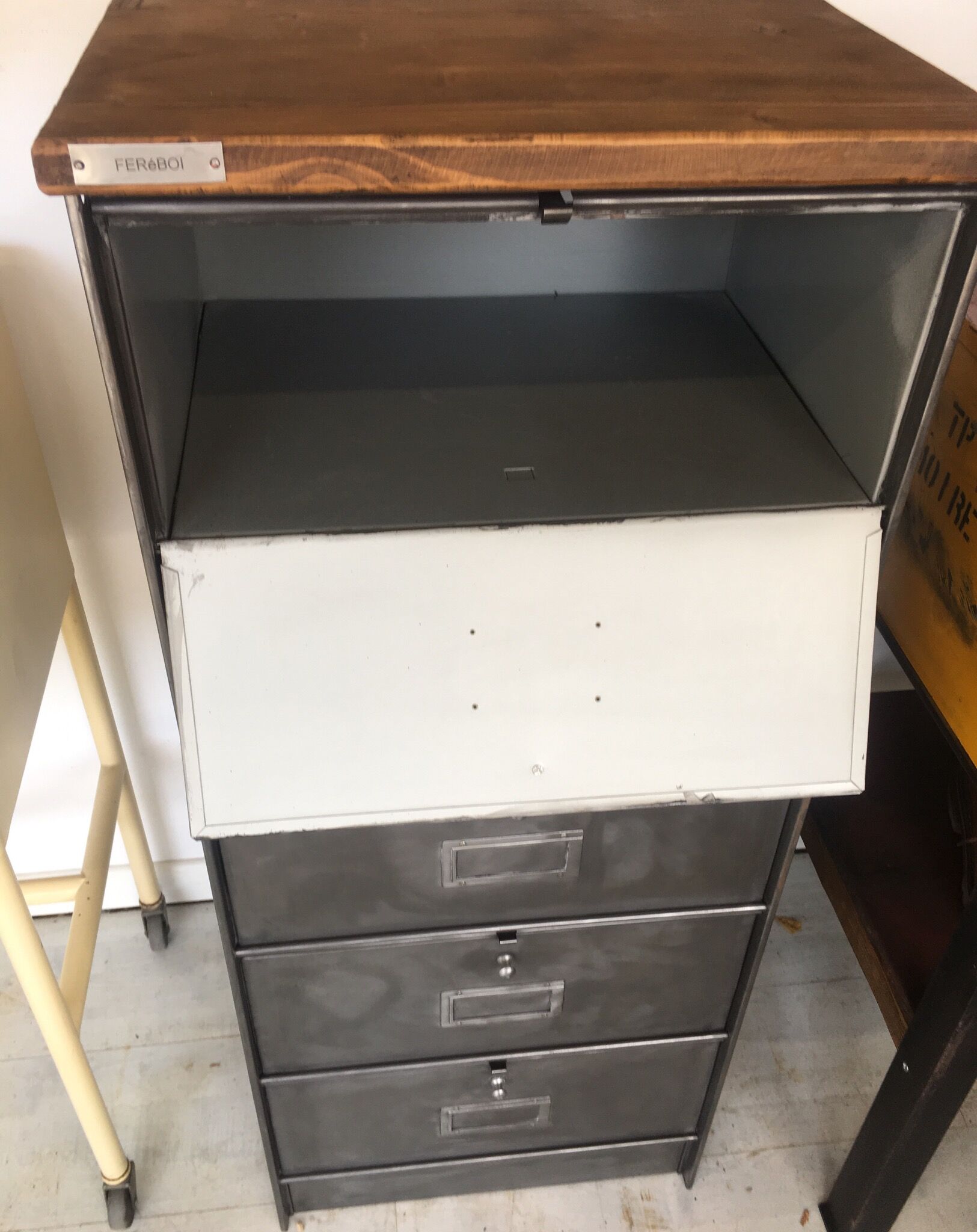 Metal clamshell furniture