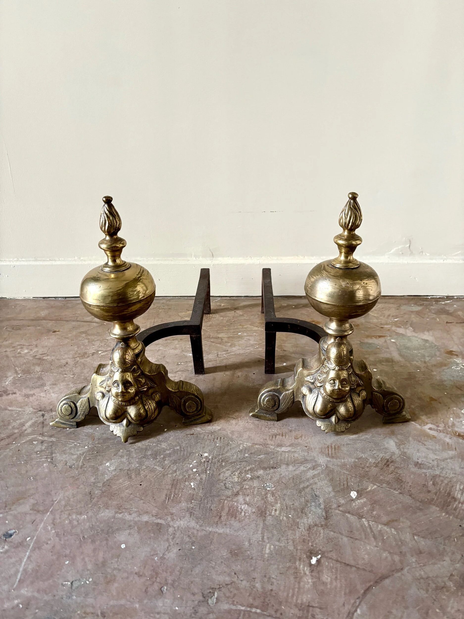 Paire de chenets en laiton et fonte, fin XVIIIème