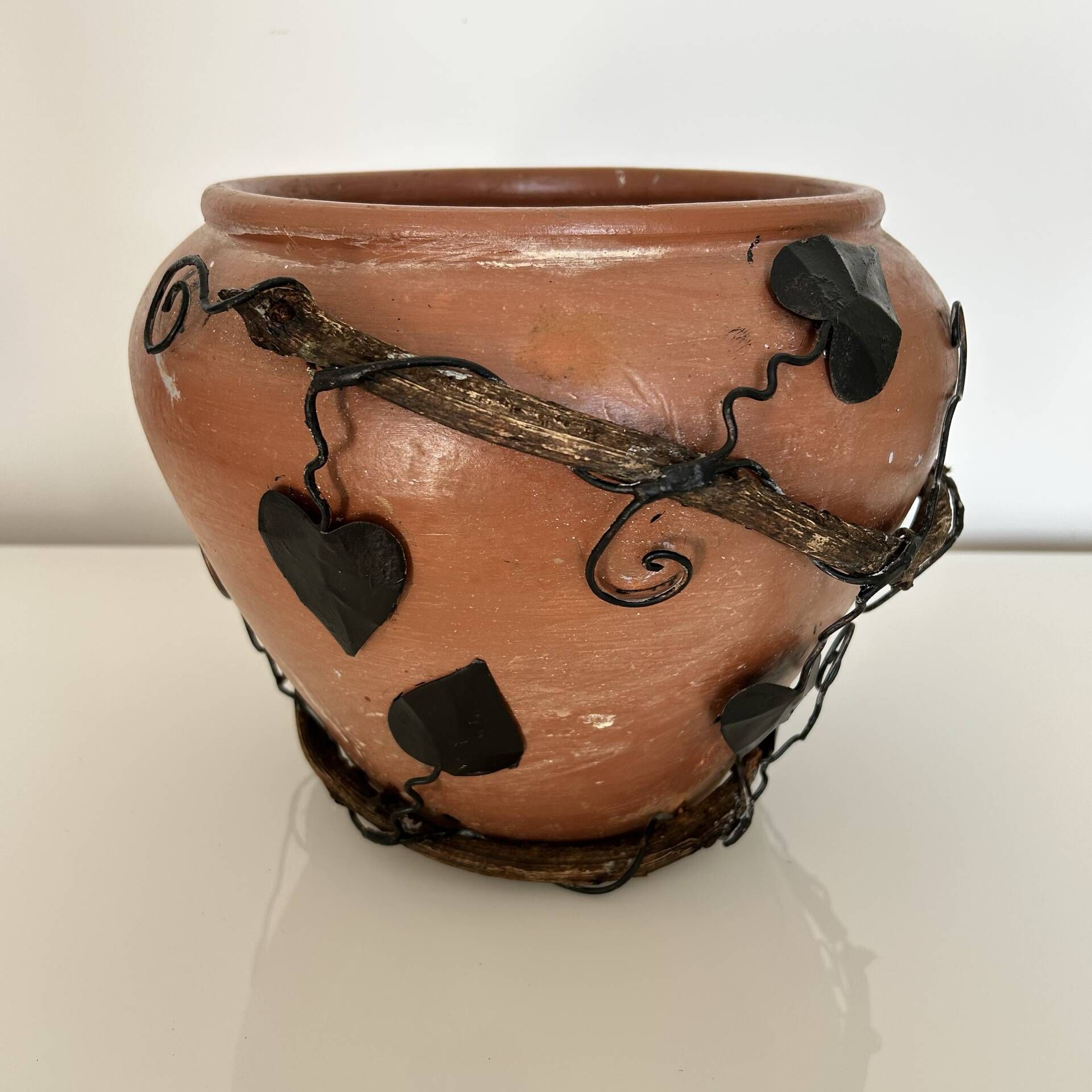 Decorative pot holder in wrought iron and wood