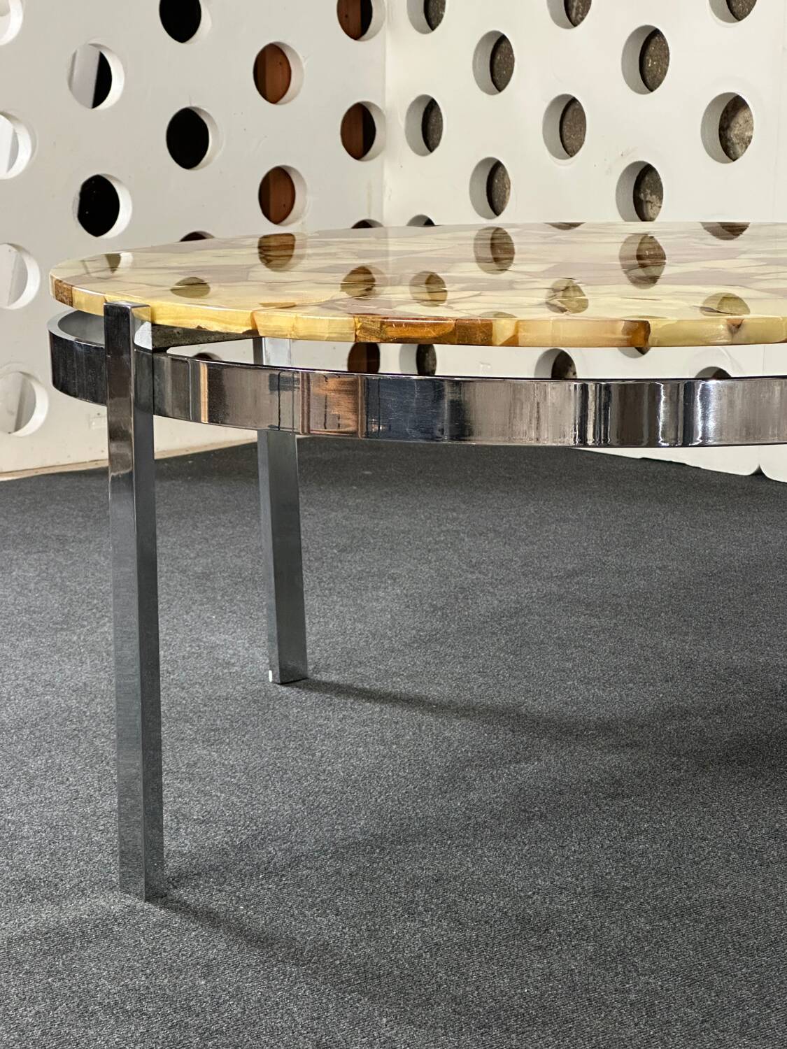 Round coffee table in onyx-like resin and chrome-plated metal, 1970s