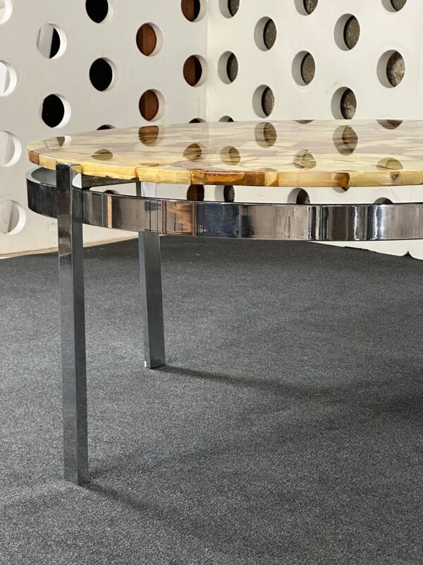 Table basse ronde en résine imitant l'onyx et métal chromé, années 70