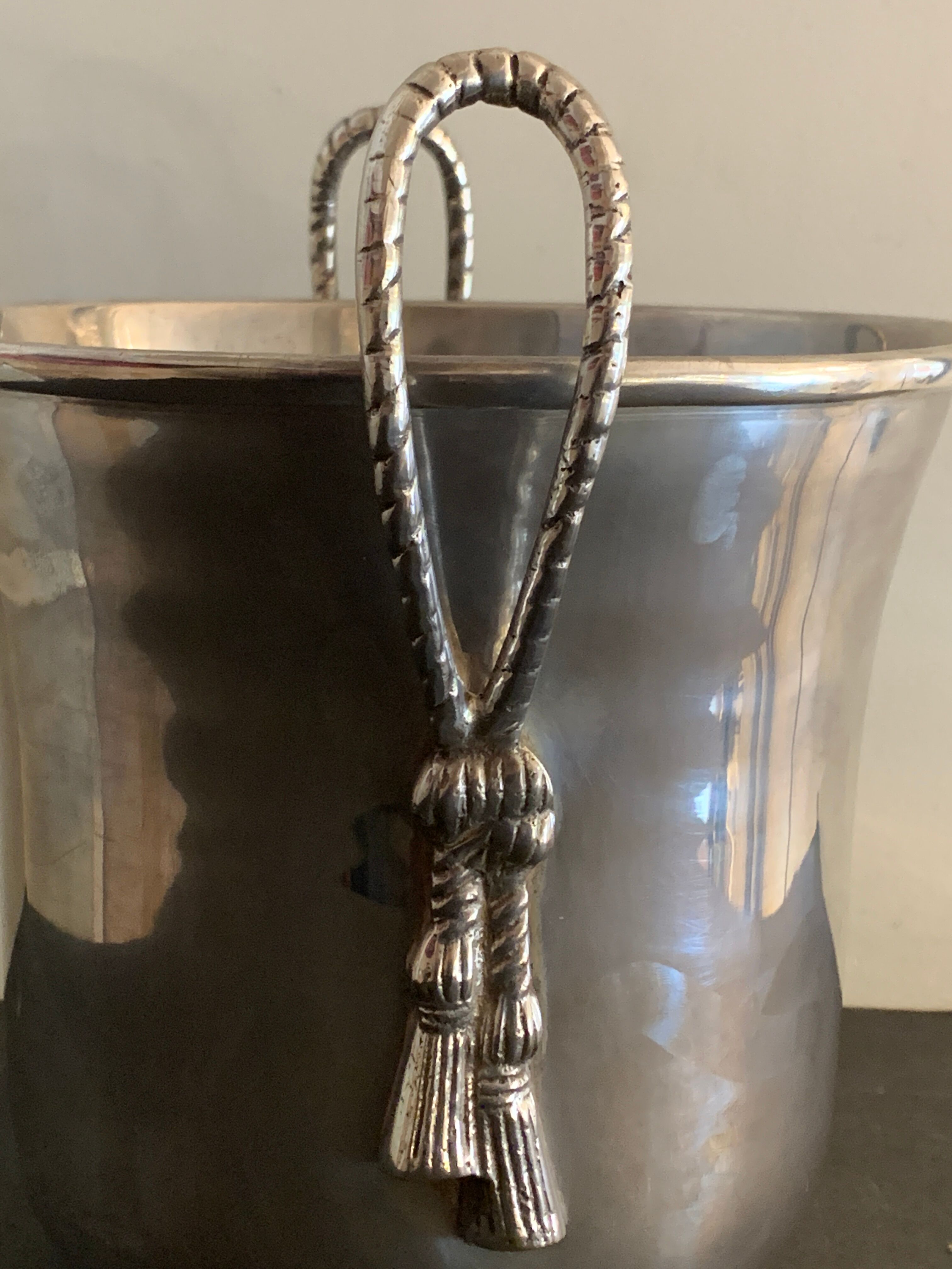 Seau à champagne en métal argenté ancien poinçonné à décor de passementerie
