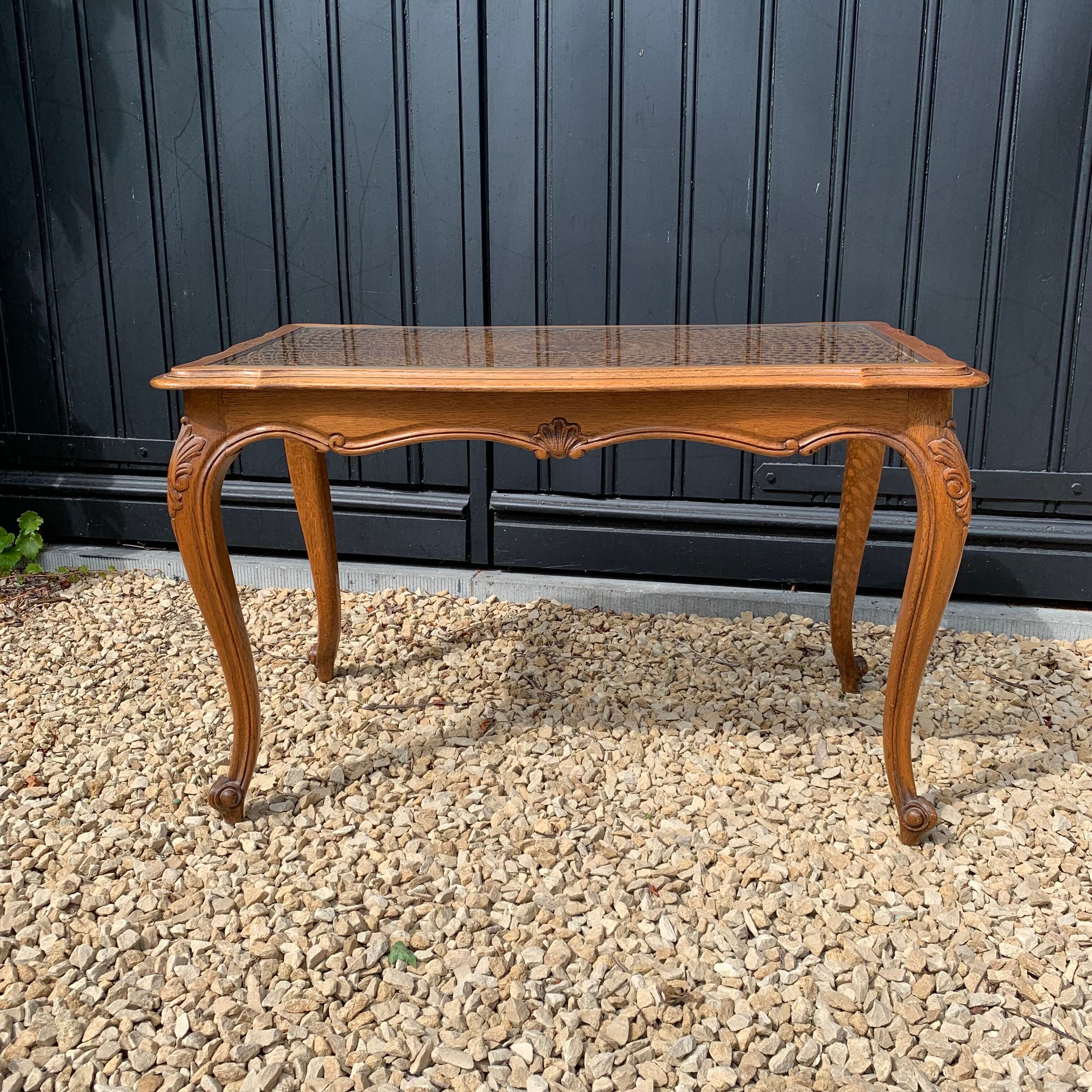 Living room table with cannage