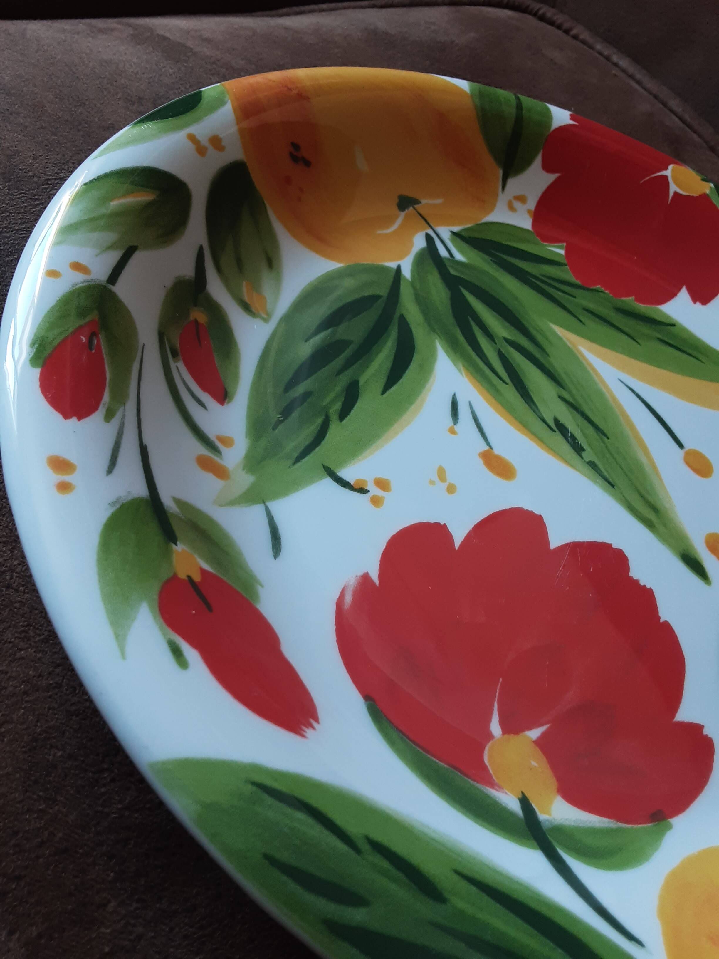 Quadrifoglio dish. Italian. Fruit and flower decoration. Shimmering colors.