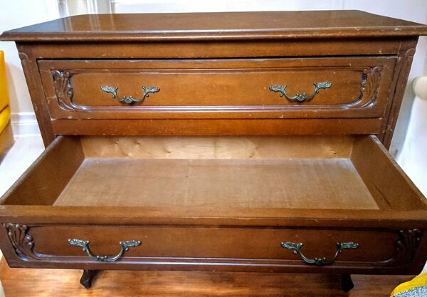 Commode en noyer, stylé Louis XVI