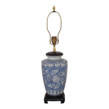 Grande lampe de table en céramique orientale bleue et blanche avec décoration florale
