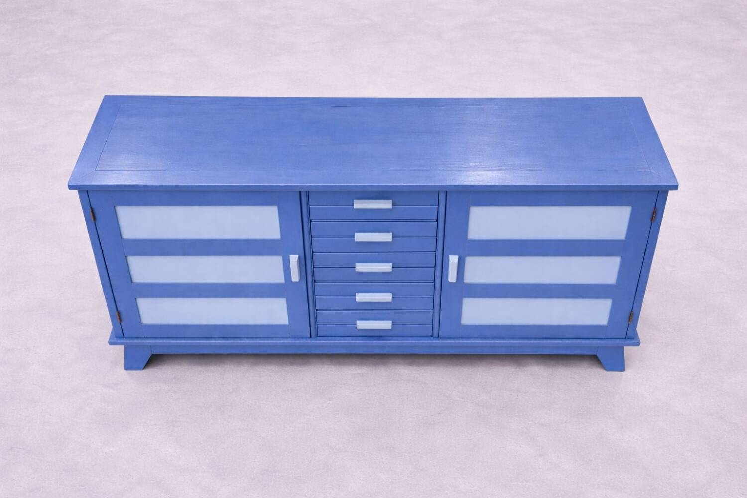 Buffet bas en bois peint bleu avec portes et tiroirs