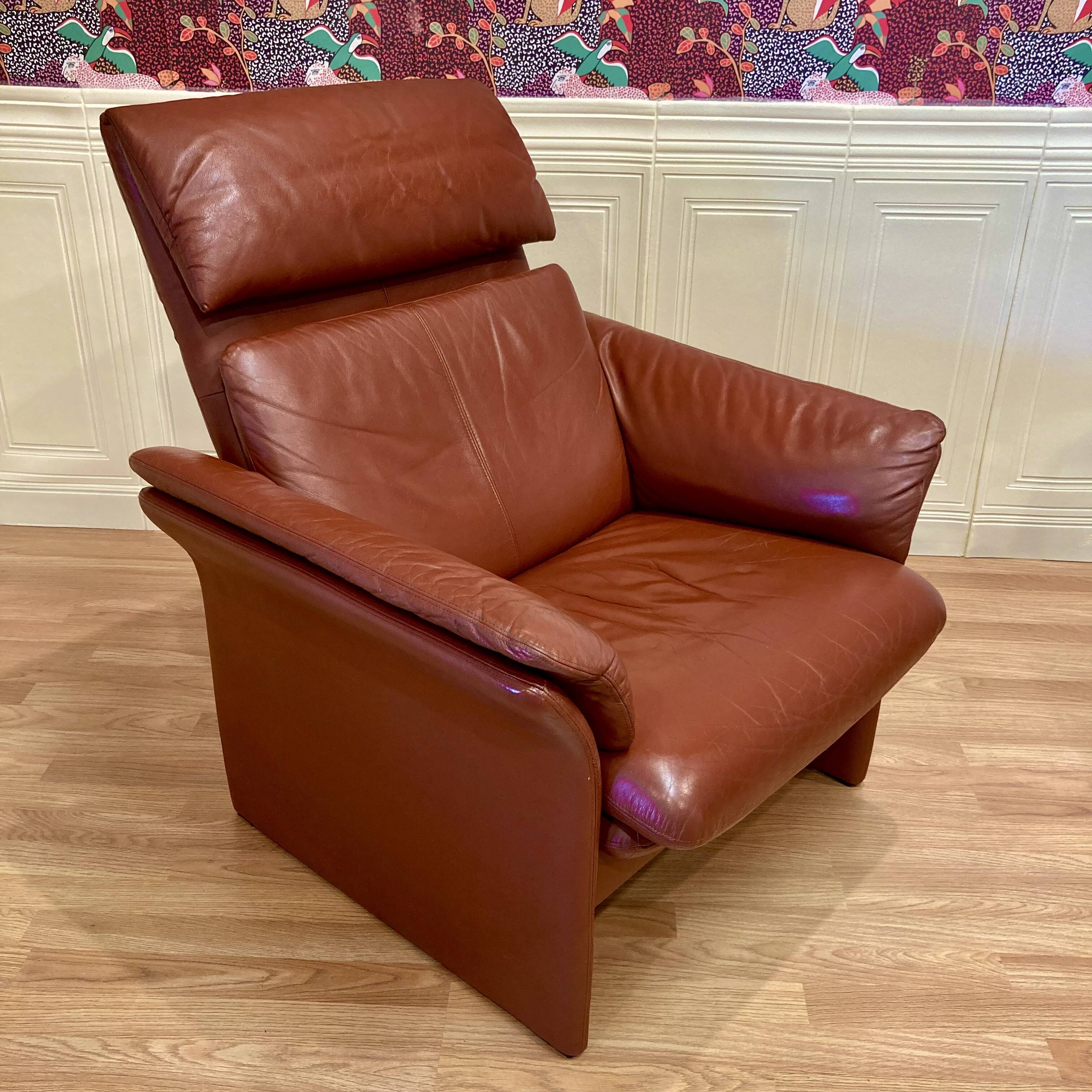 Adjustable and modular leather design armchair.