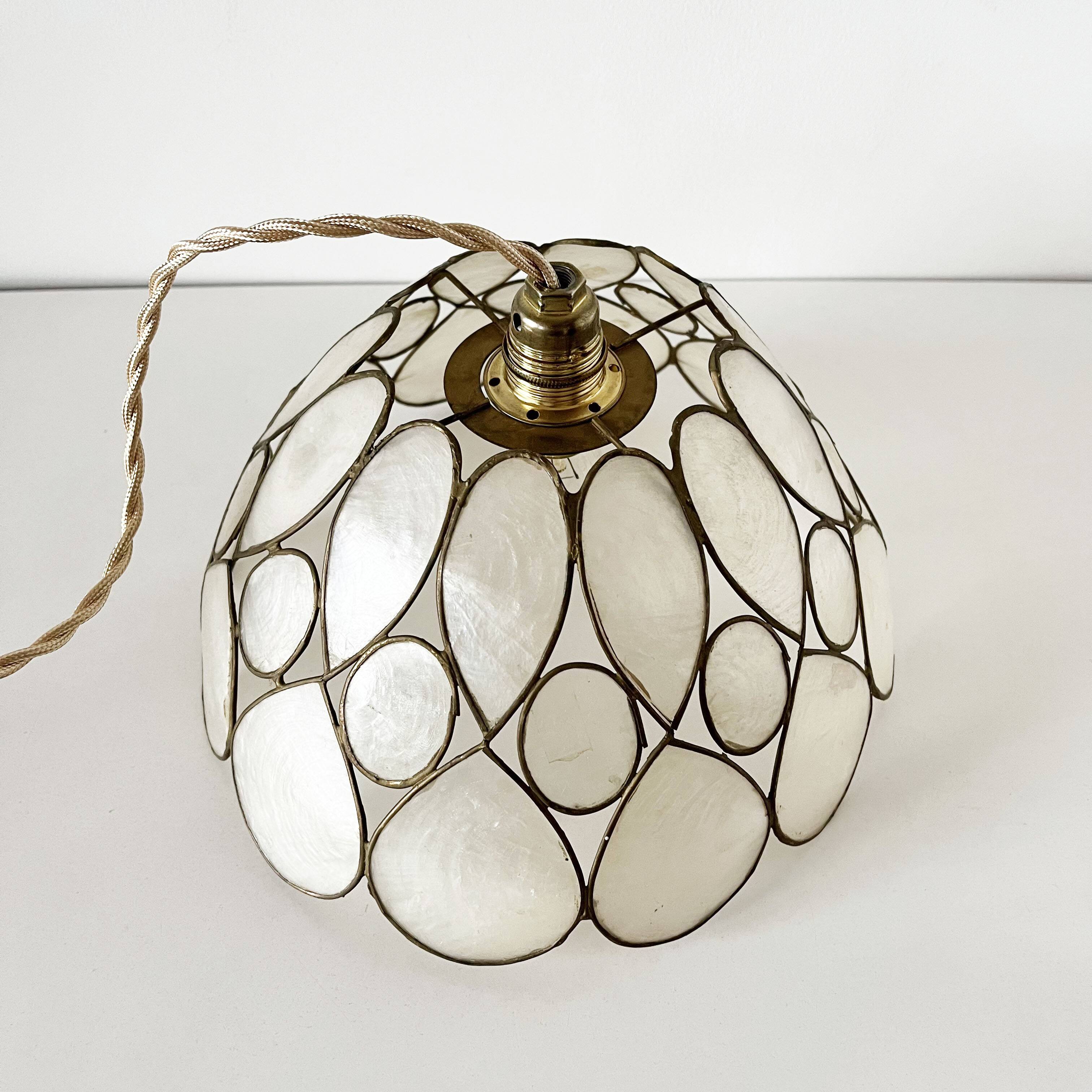 Mother-of-pearl petal pendant lamp