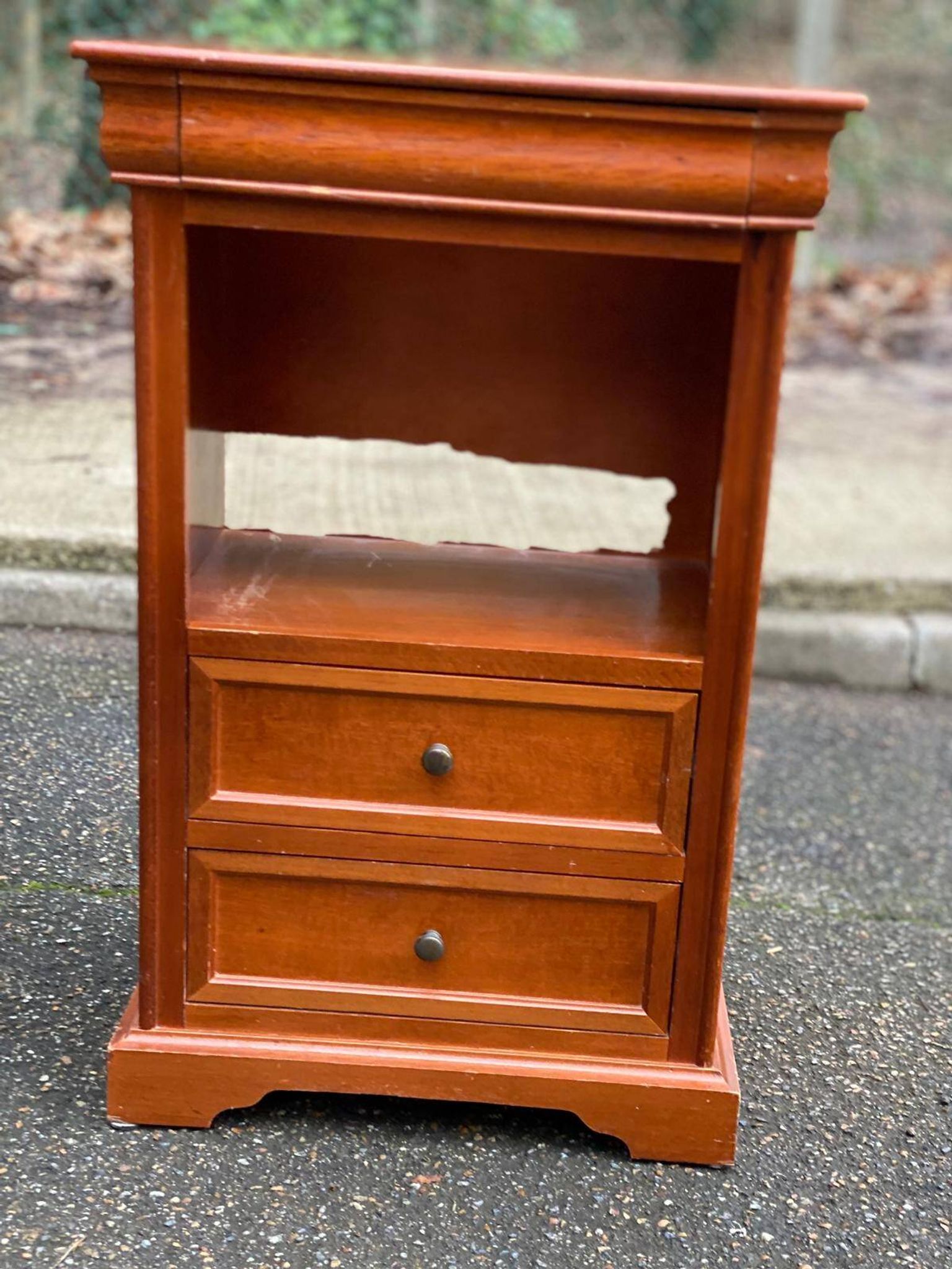 Louis Philippe chest of drawers in solid wood with 3 drawers.