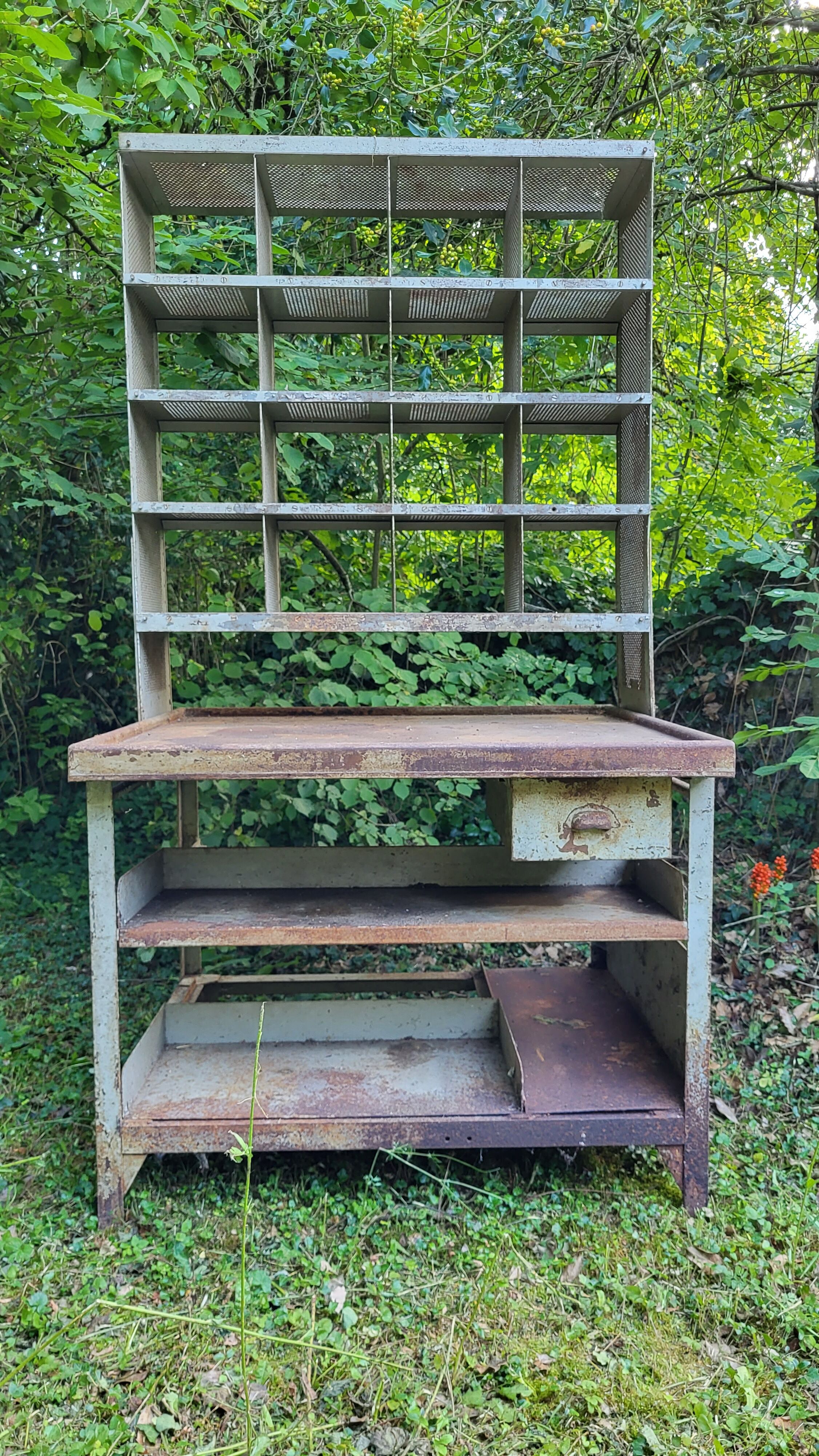 Industrial design postal sorting office