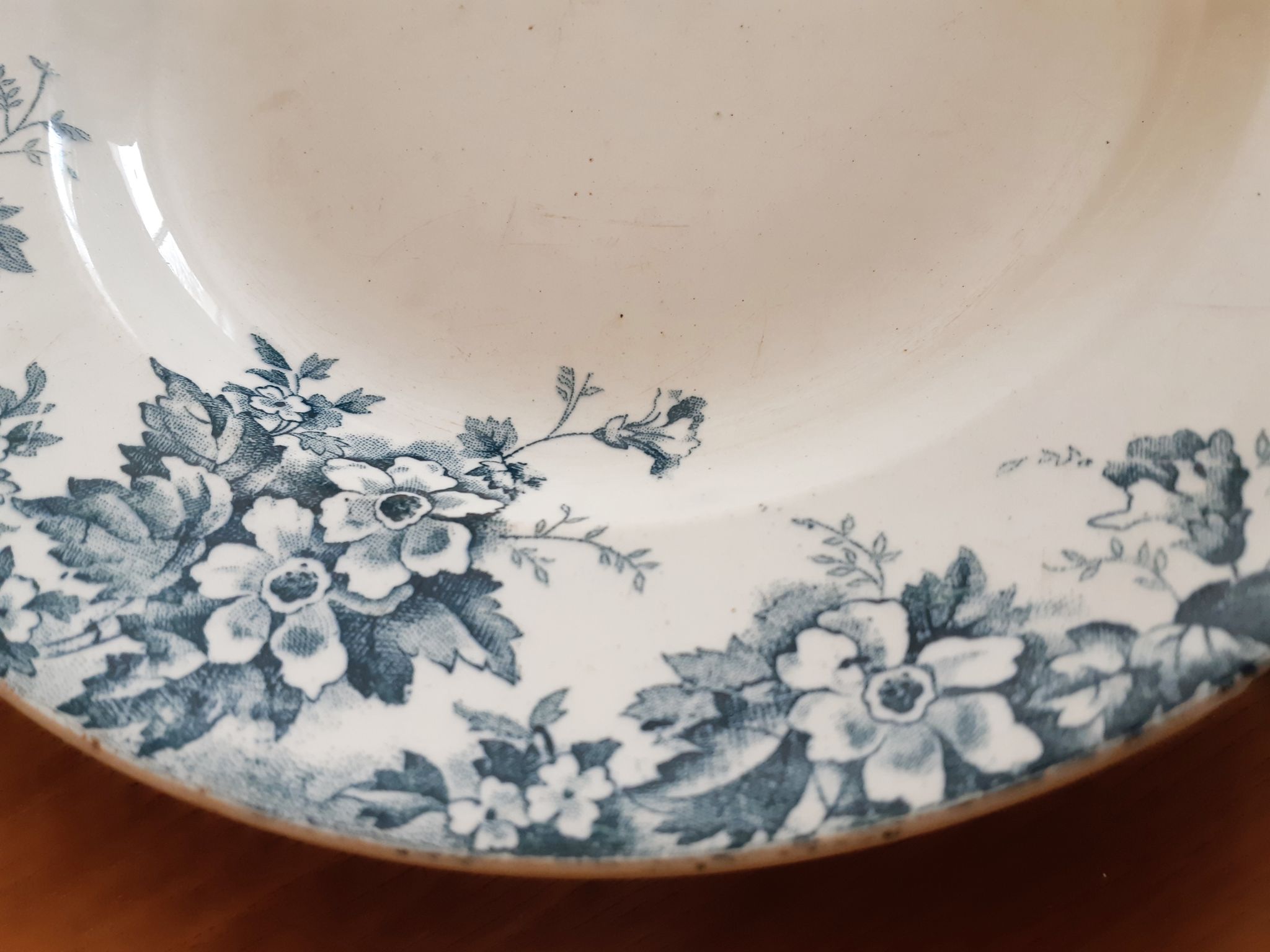 Assiette creuse en faience de Saint Amand et Hamage  , Terre de fer , modèle Guirlande