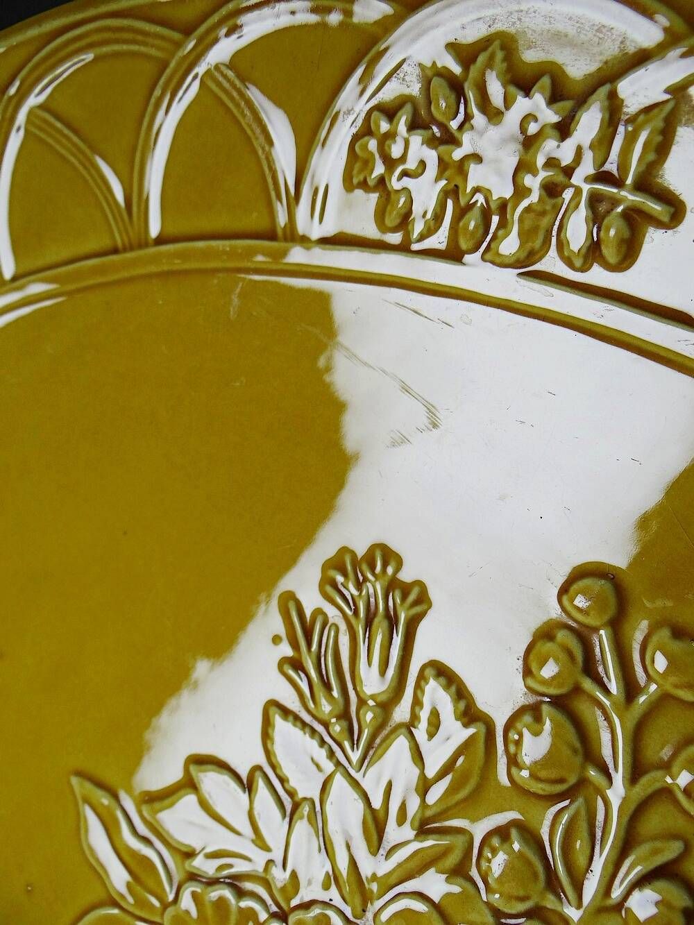 Large oval dish Bordallo Pinheiro yellow earthenware, Portugal 1970-1980