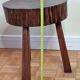 Table d'appoint brutaliste en bois massif tripode