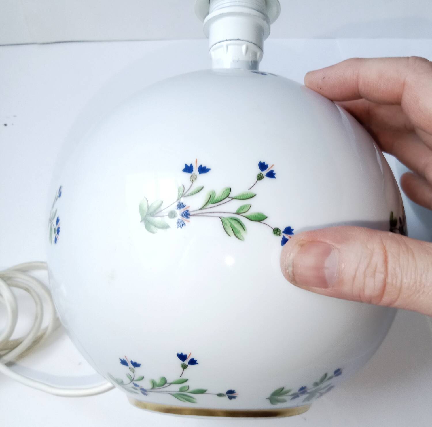 Pair of Royal Lily Aux Barbeaux Porcelain Ball Lamps