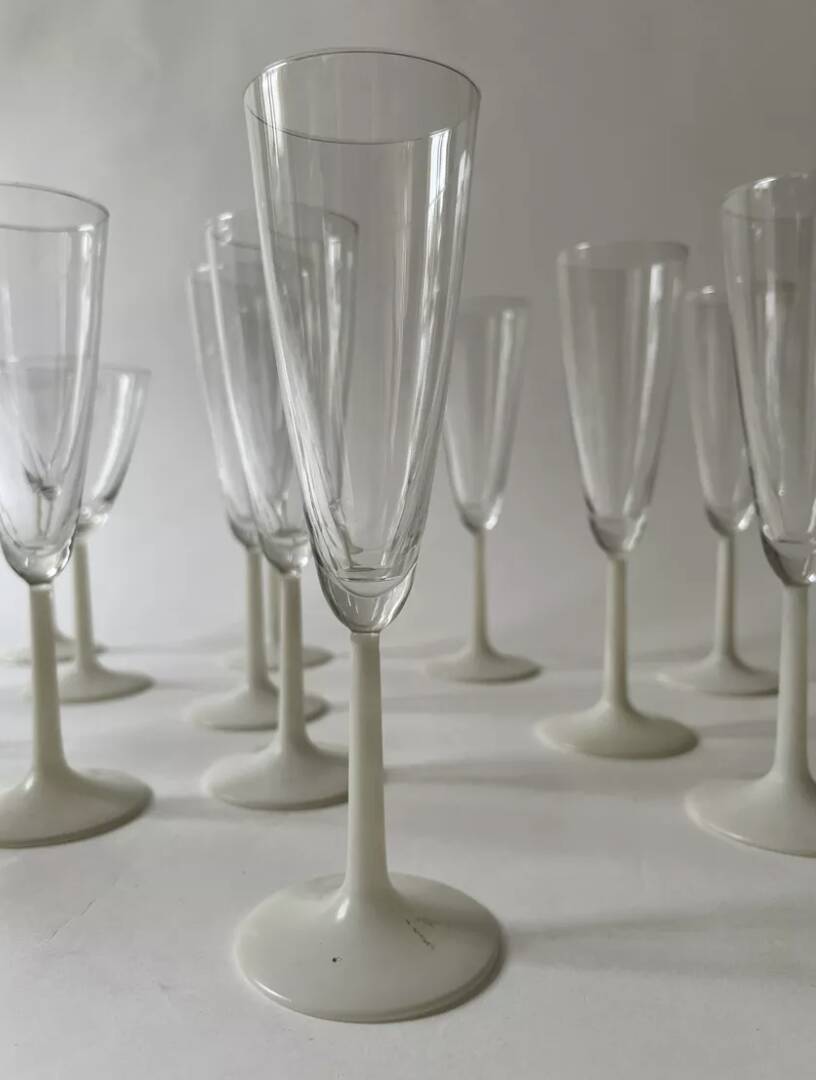 Service 9 coupes a champagne en verre et verre dépoli opaline, France 1970