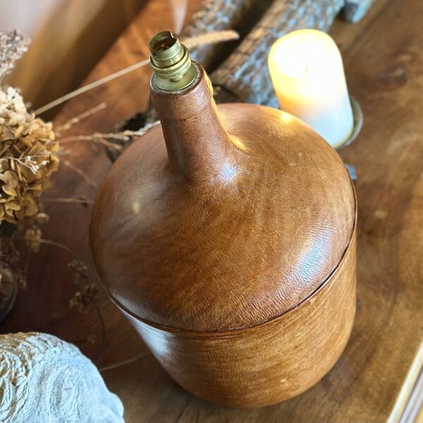 Dame-Jeanne en cuir. Une lampe vintage unique, alliant histoire et élégance