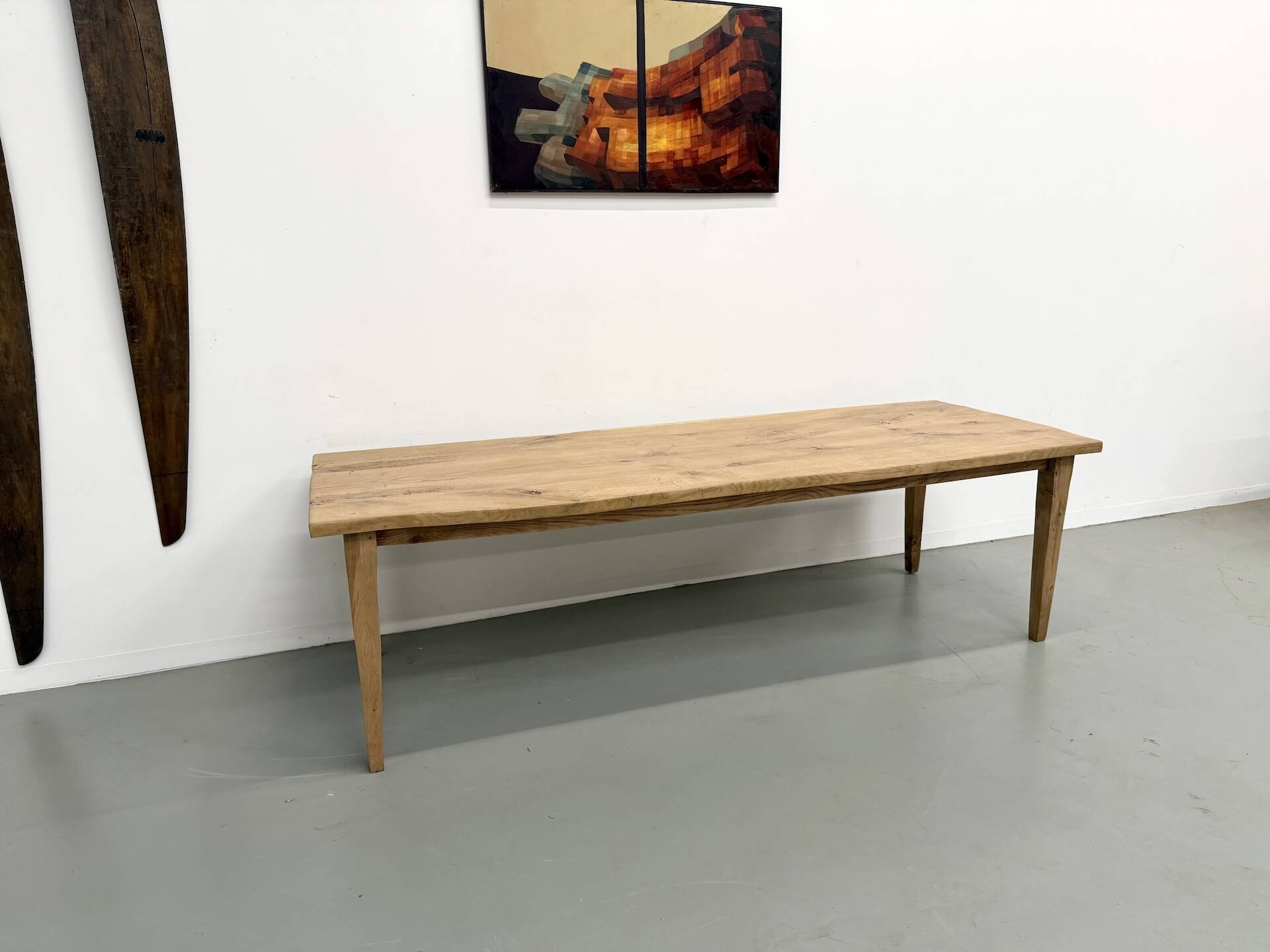 Grande table de salle à manger en chêne massif, au format XXL.