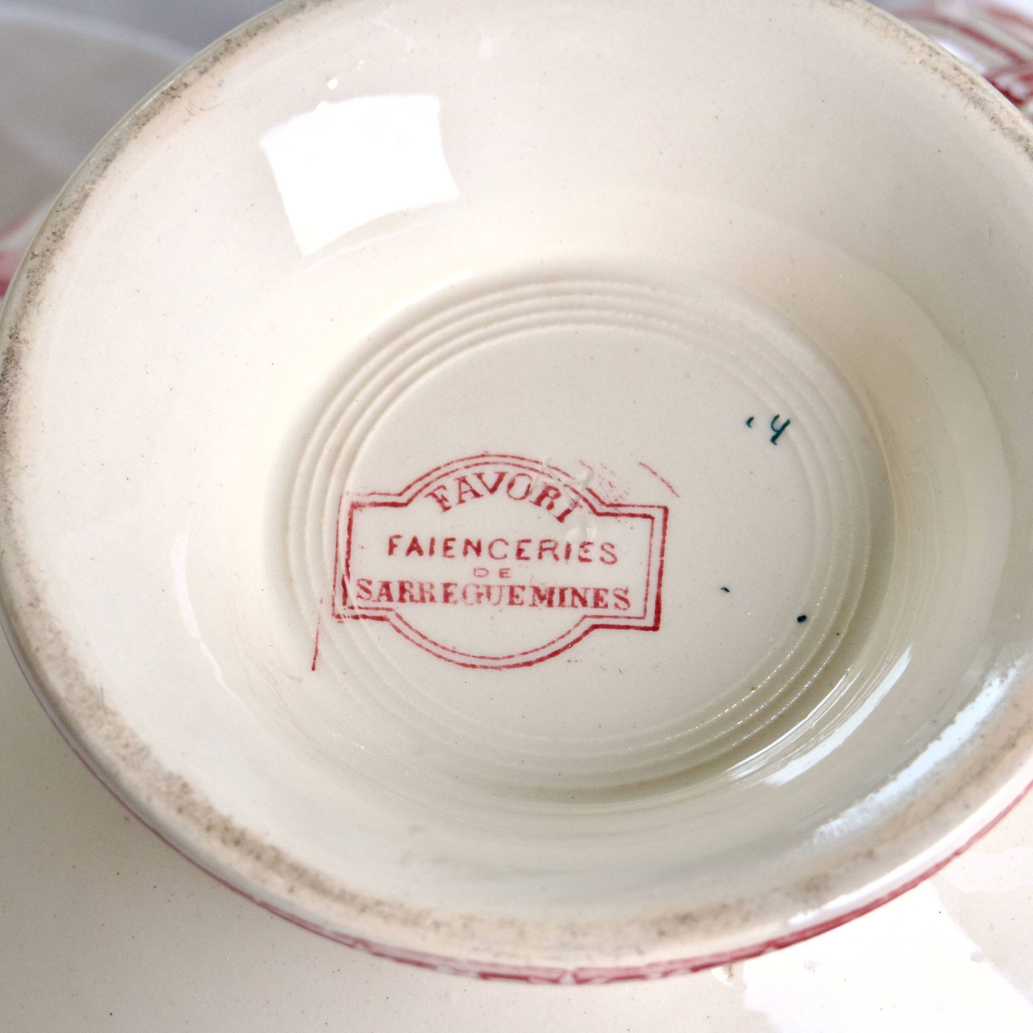 Salad bowl, soup tureen in pink ironware Sarreguemines "Favori" service, 19th century