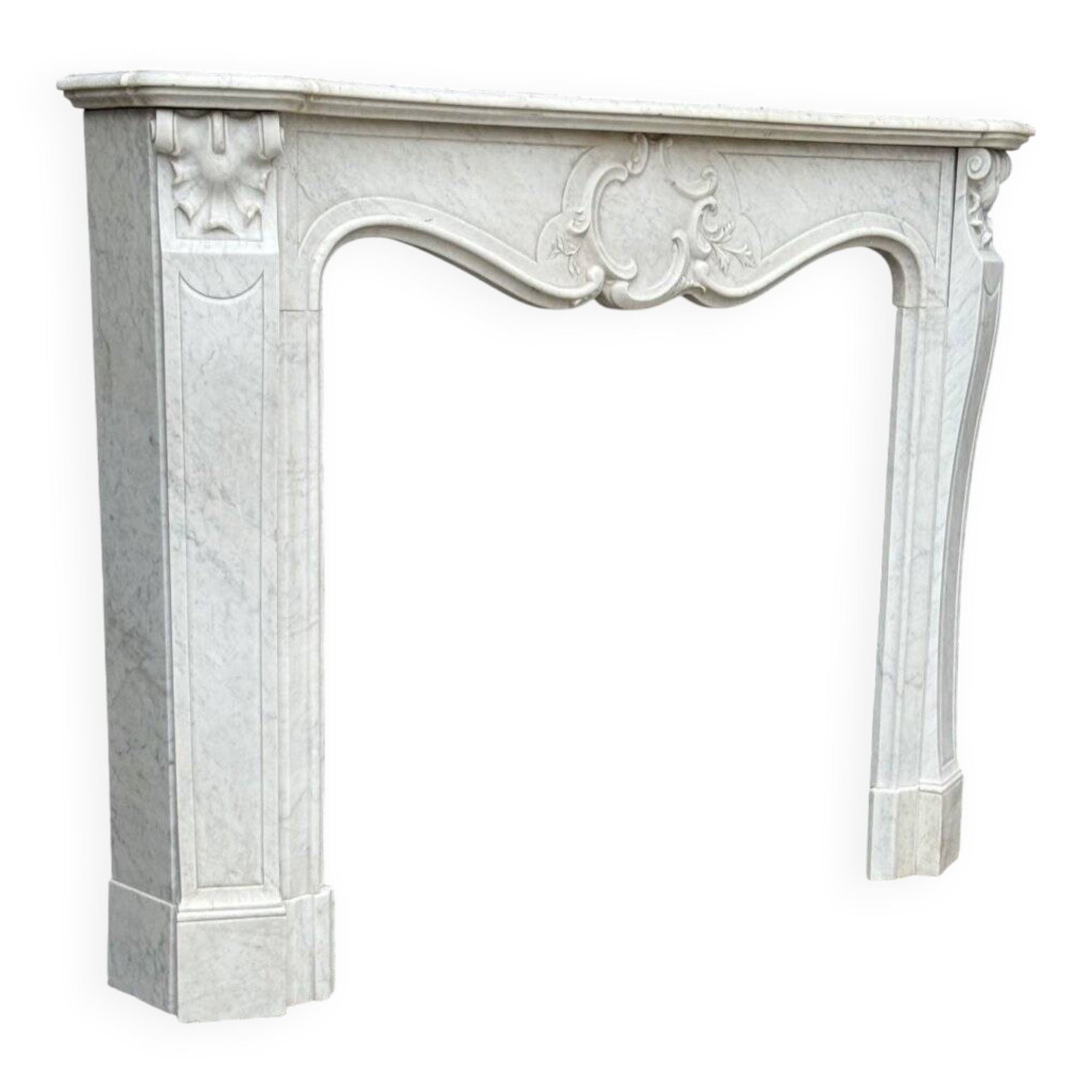 Cheminée de style Louis XV en marbre de Carrare vers 1940