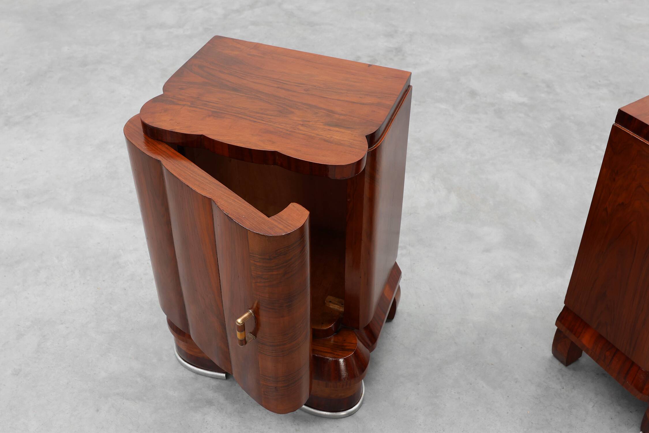 Pair of Art Deco Nightstands in Walnut, Italy 1920s