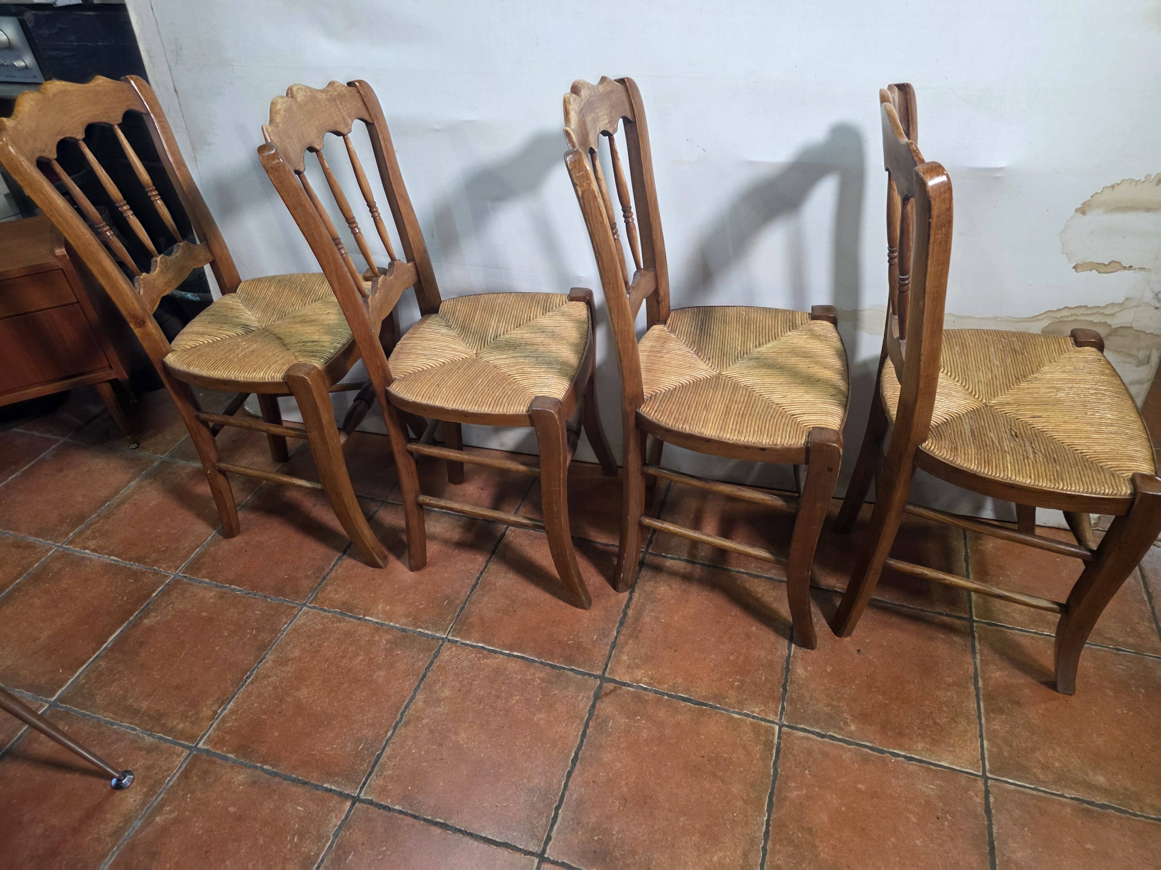 4 rustic farmhouse chairs made of wood and straw