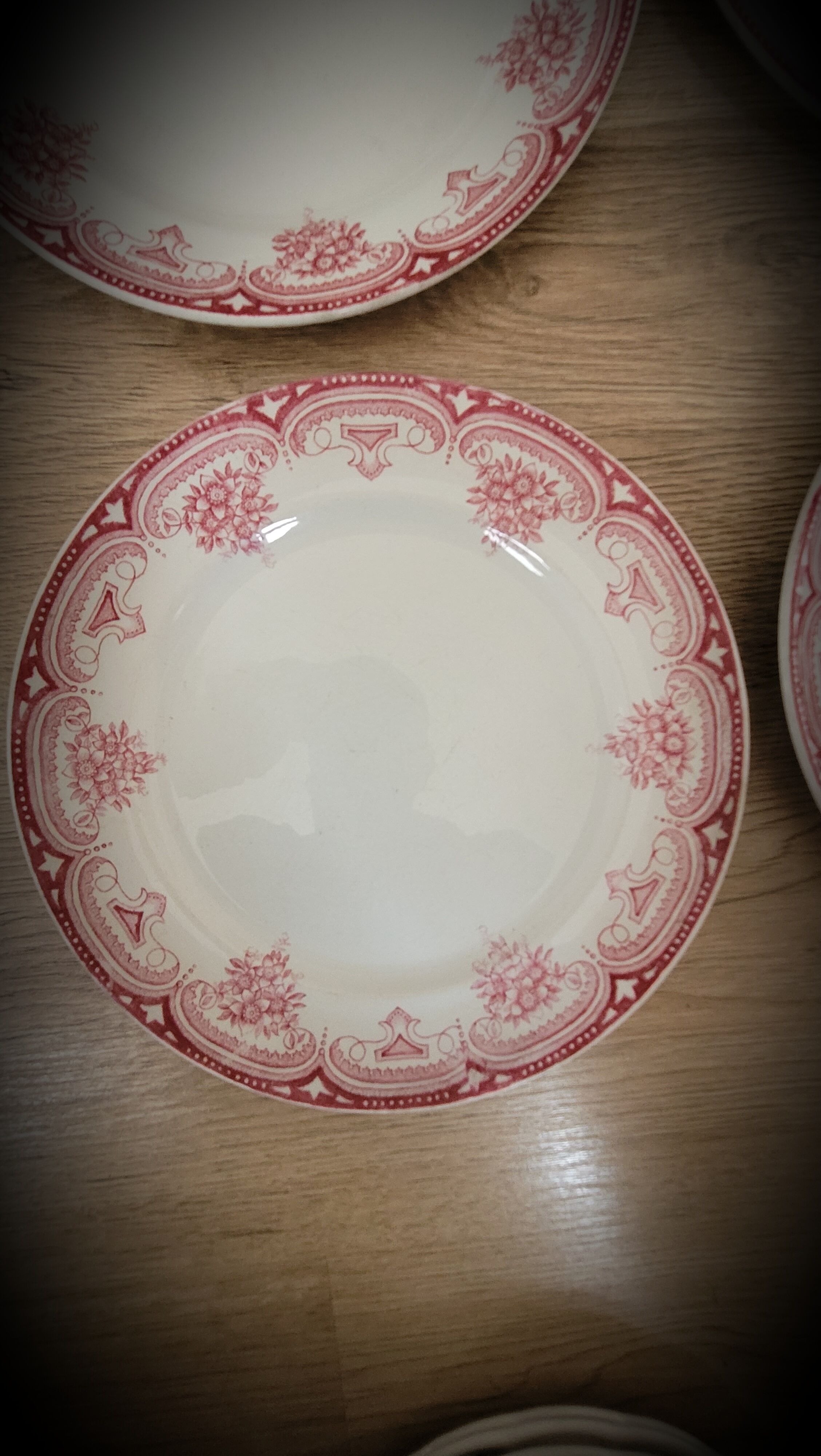 4 flat plates Narcissus