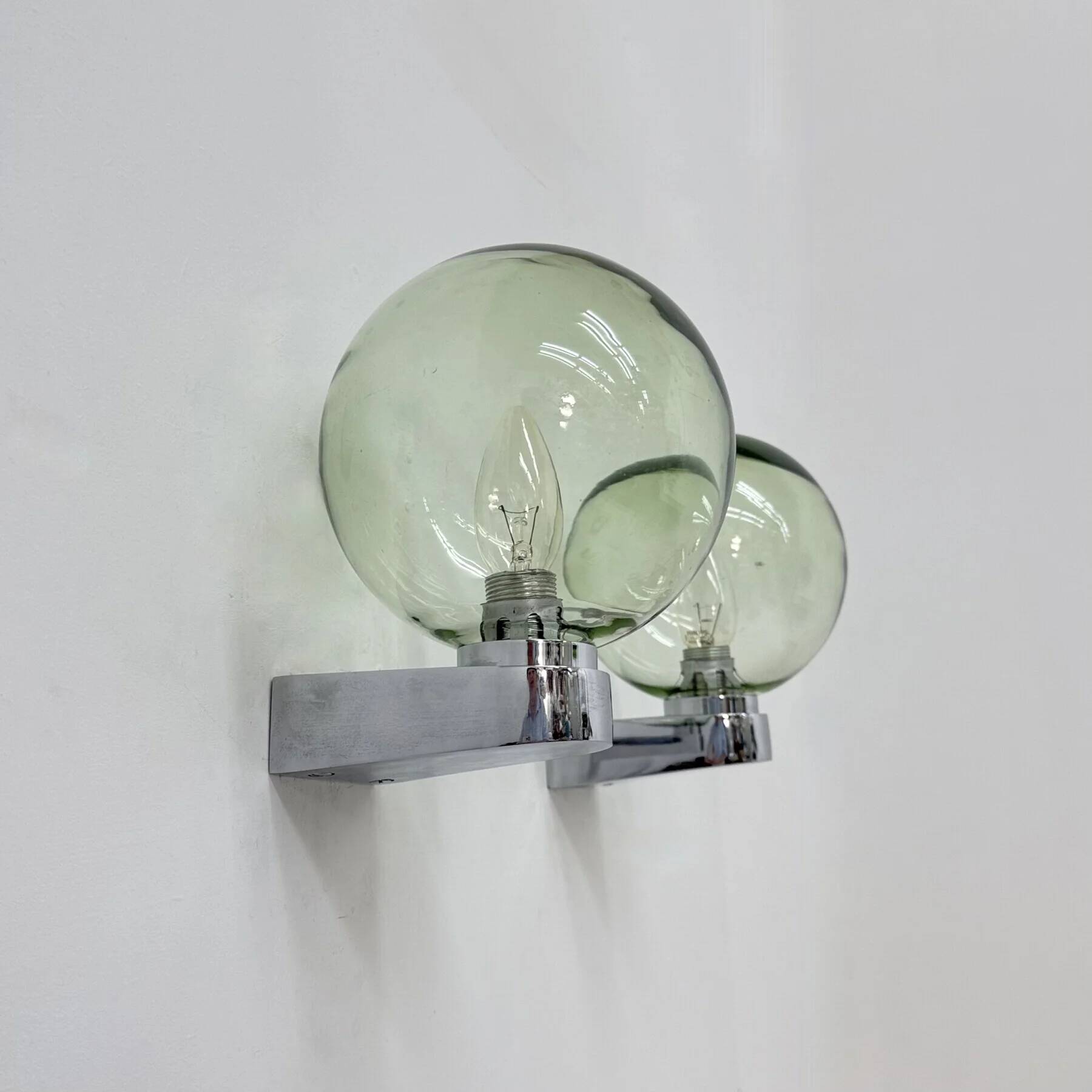 Applique murale des années 70 en verre vert et chrome.