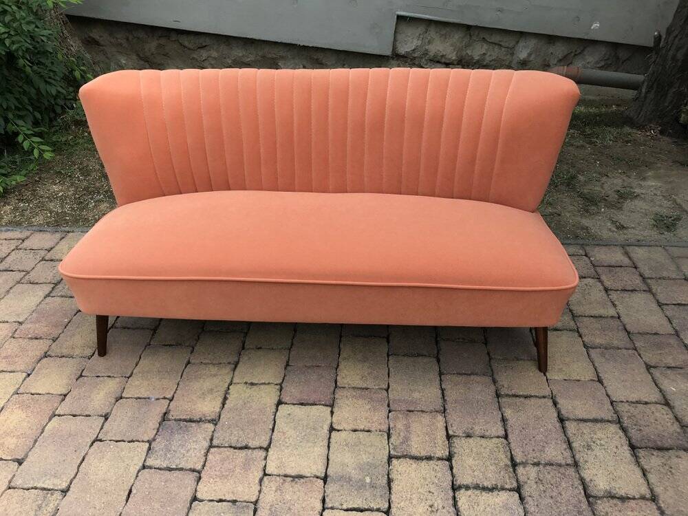 Canapé cocktail mid-century corail en tissu, pieds en hêtre massif — 1950