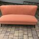 Canapé cocktail mid-century corail en tissu, pieds en hêtre massif — 1950