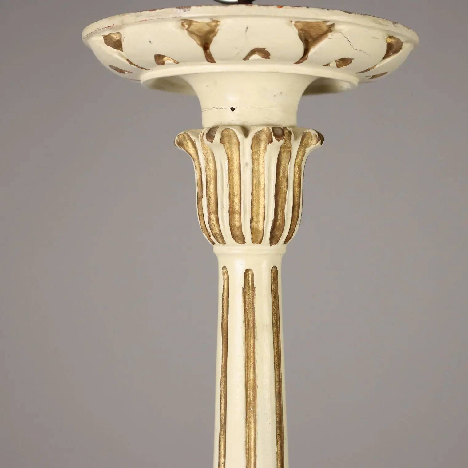 Antique chandelier in gilded and lacquered wood, Italy, 20th century.