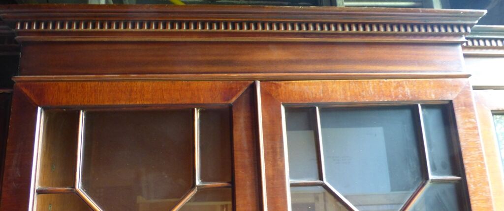 Scribanne bookcase in mahogany veneer English work of the twentieth century