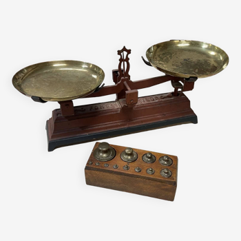 Cast iron scale with its copper plates and its complete weight box, early 20th century