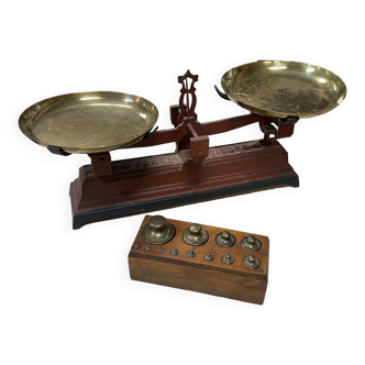 Cast iron scale with its copper plates and its complete weight box, early 20th century