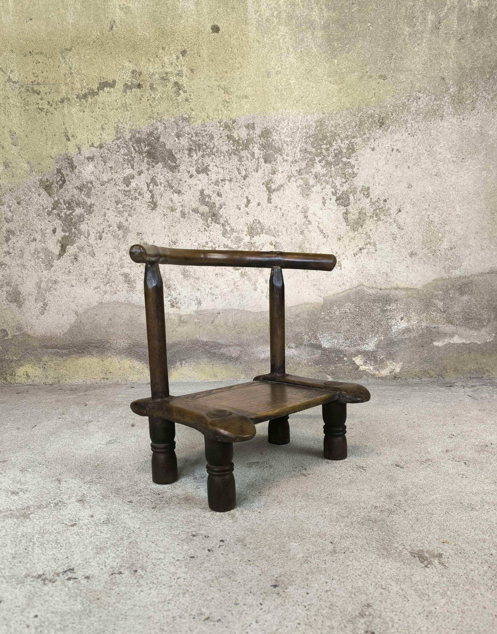Petite chaise baoulé en bois