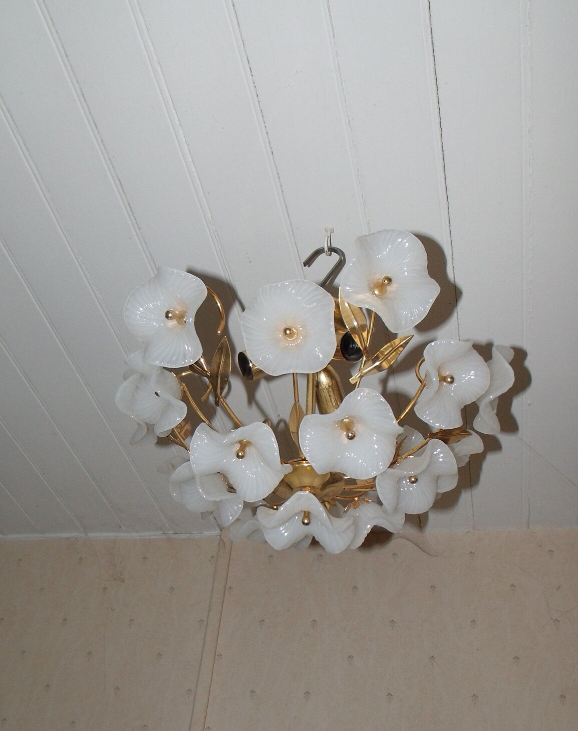 Ceiling light with opaline flowers and gilded metal