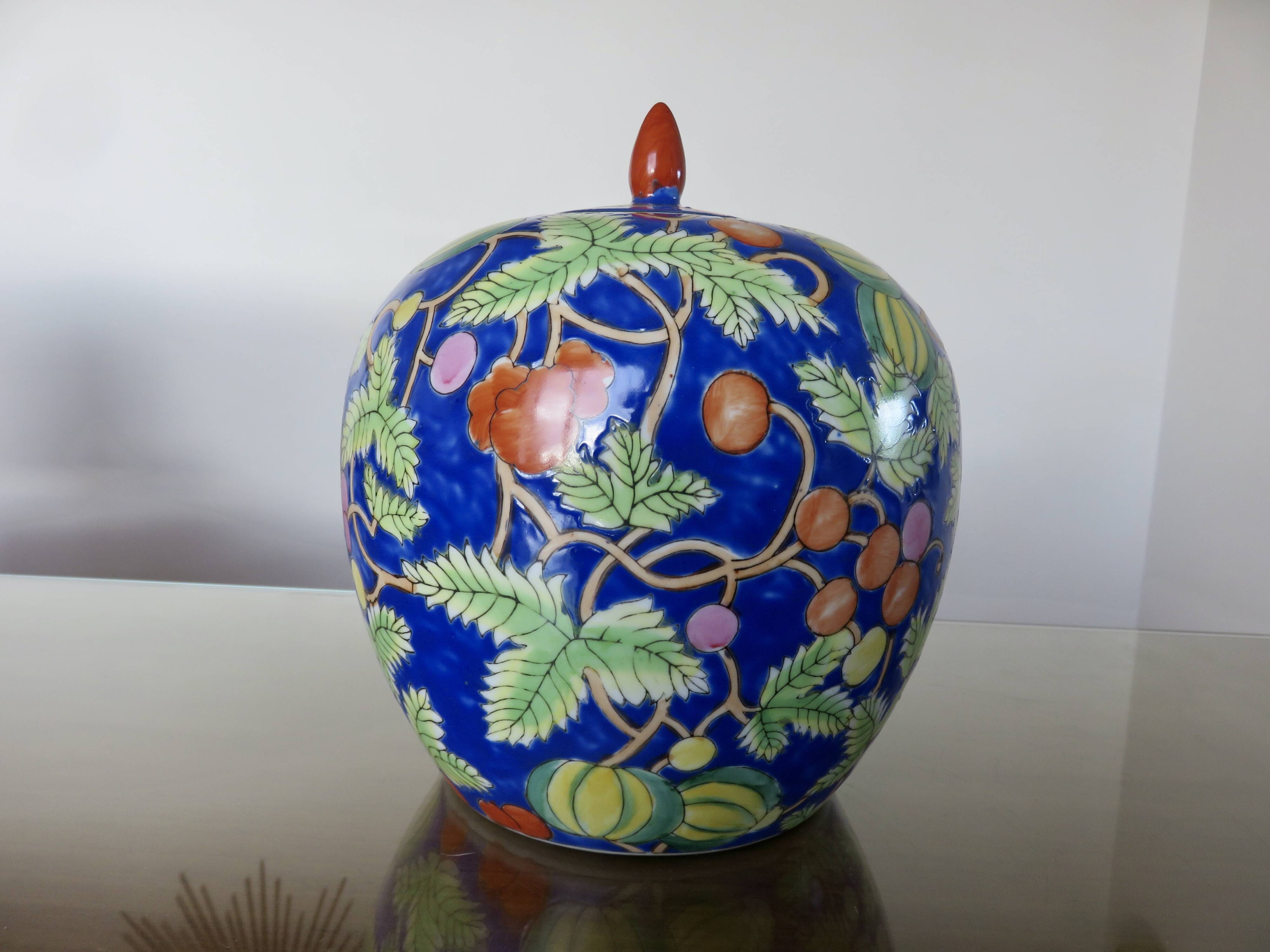 Large Chinese ginger jar in porcelain from the early 20th century.