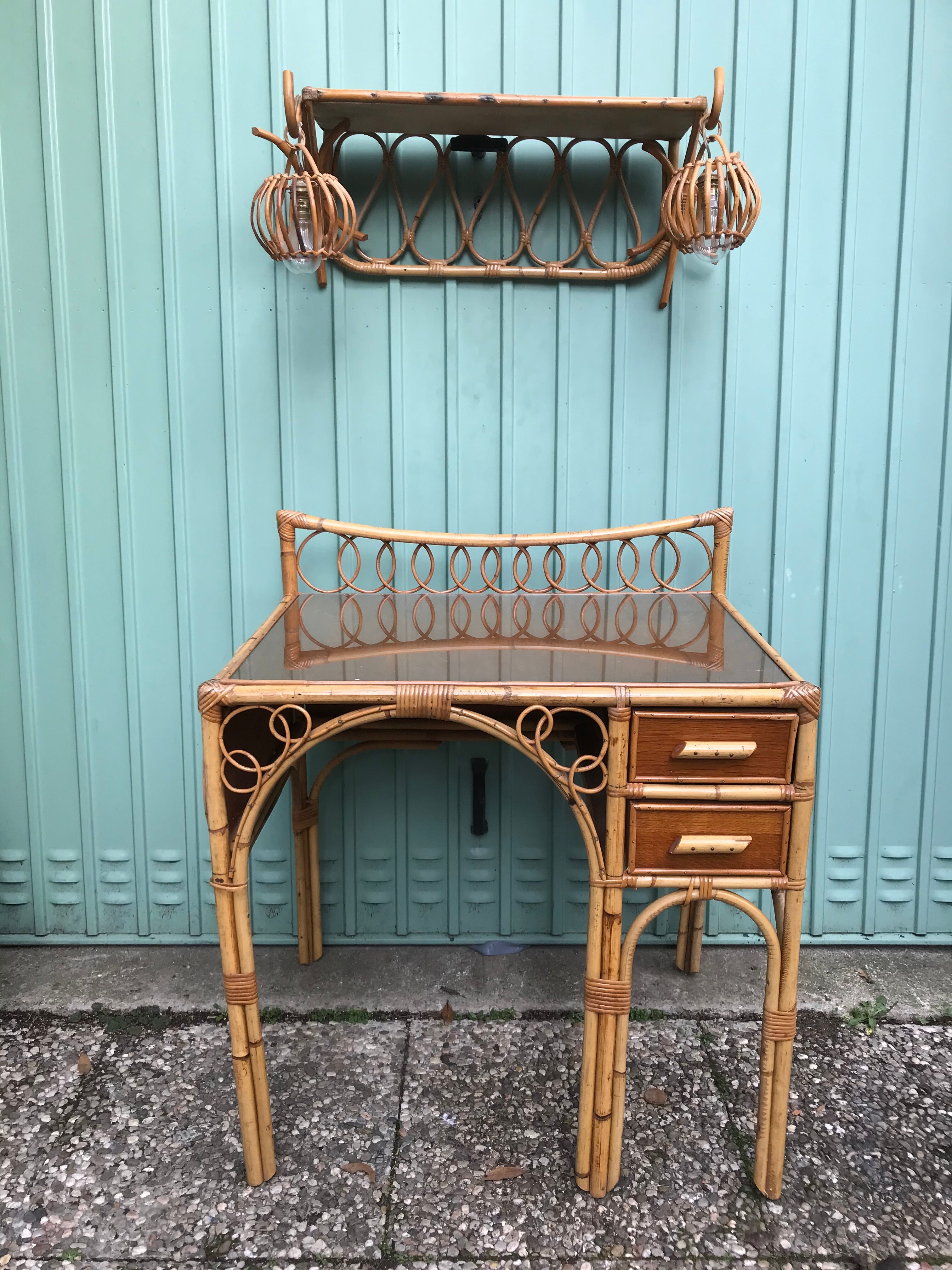Ancien bureau en rotin à 2 tiroirs & plateau verre + étagère + 2 appliques vintage