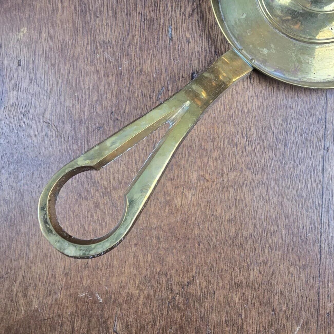 Vintage brass cellar rat, geometric handle in Art Deco style.