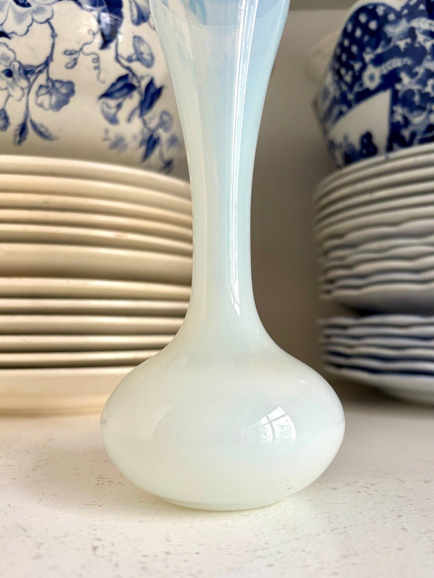 Vase, soliflore en opaline blanche