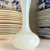 Vase, soliflore en opaline blanche