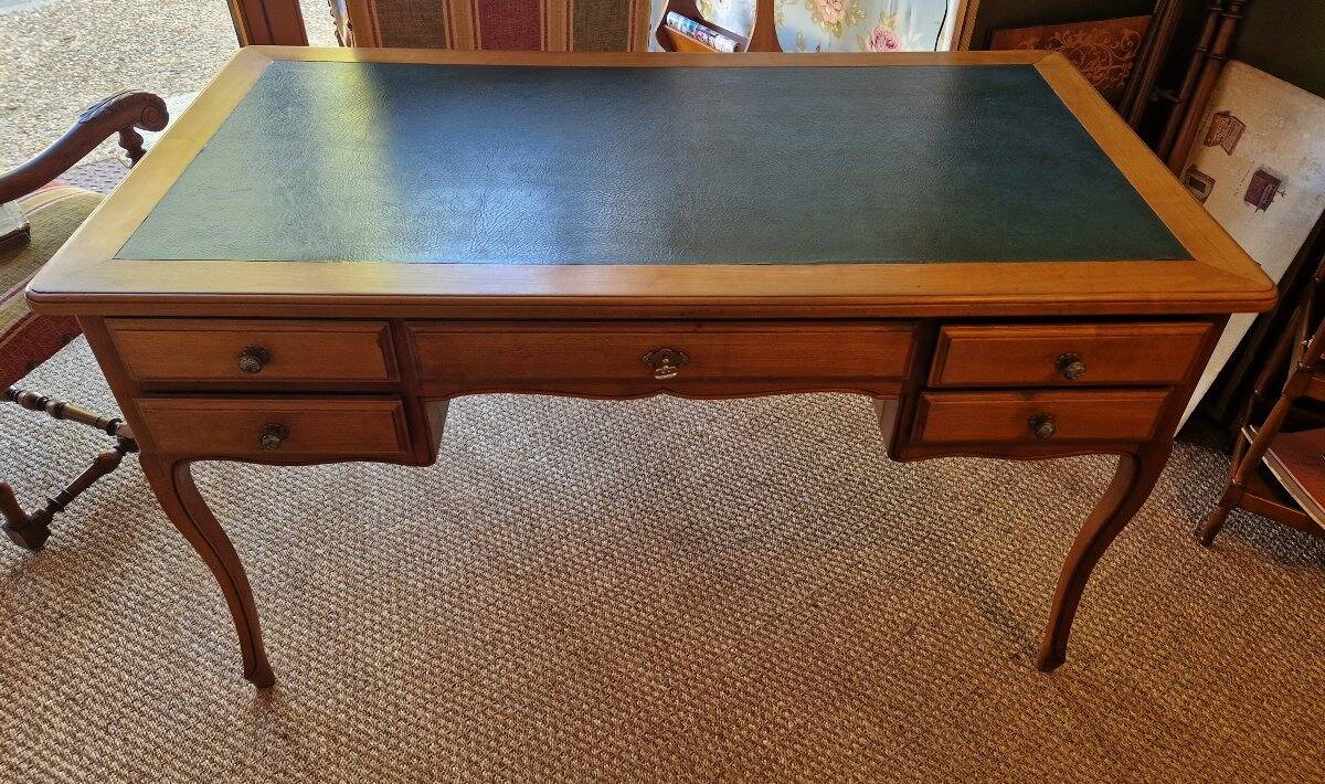 Cherry wood desk in Louis XV style