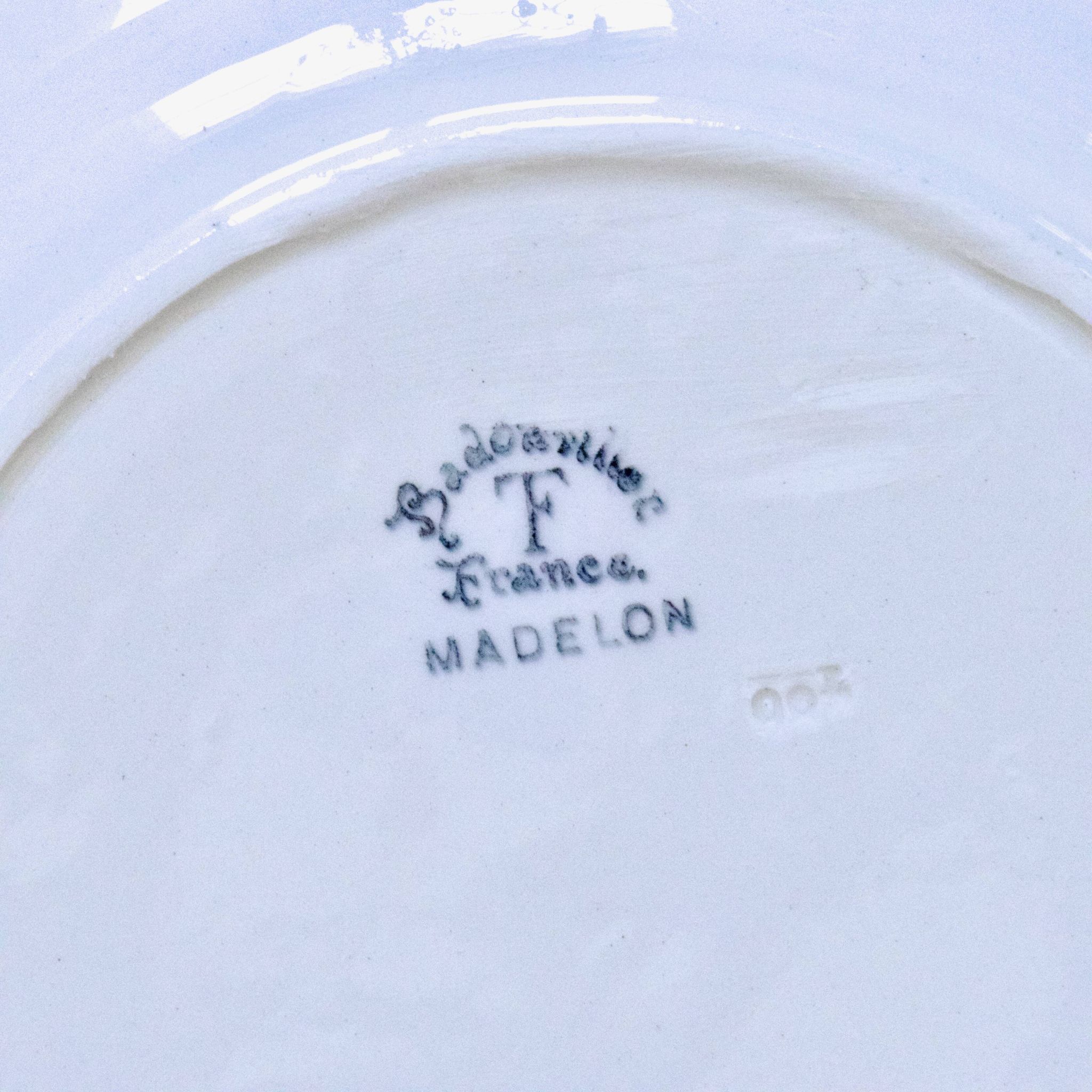 Plat rond ancien signé Badonviller collection "Madelon" peint à la main