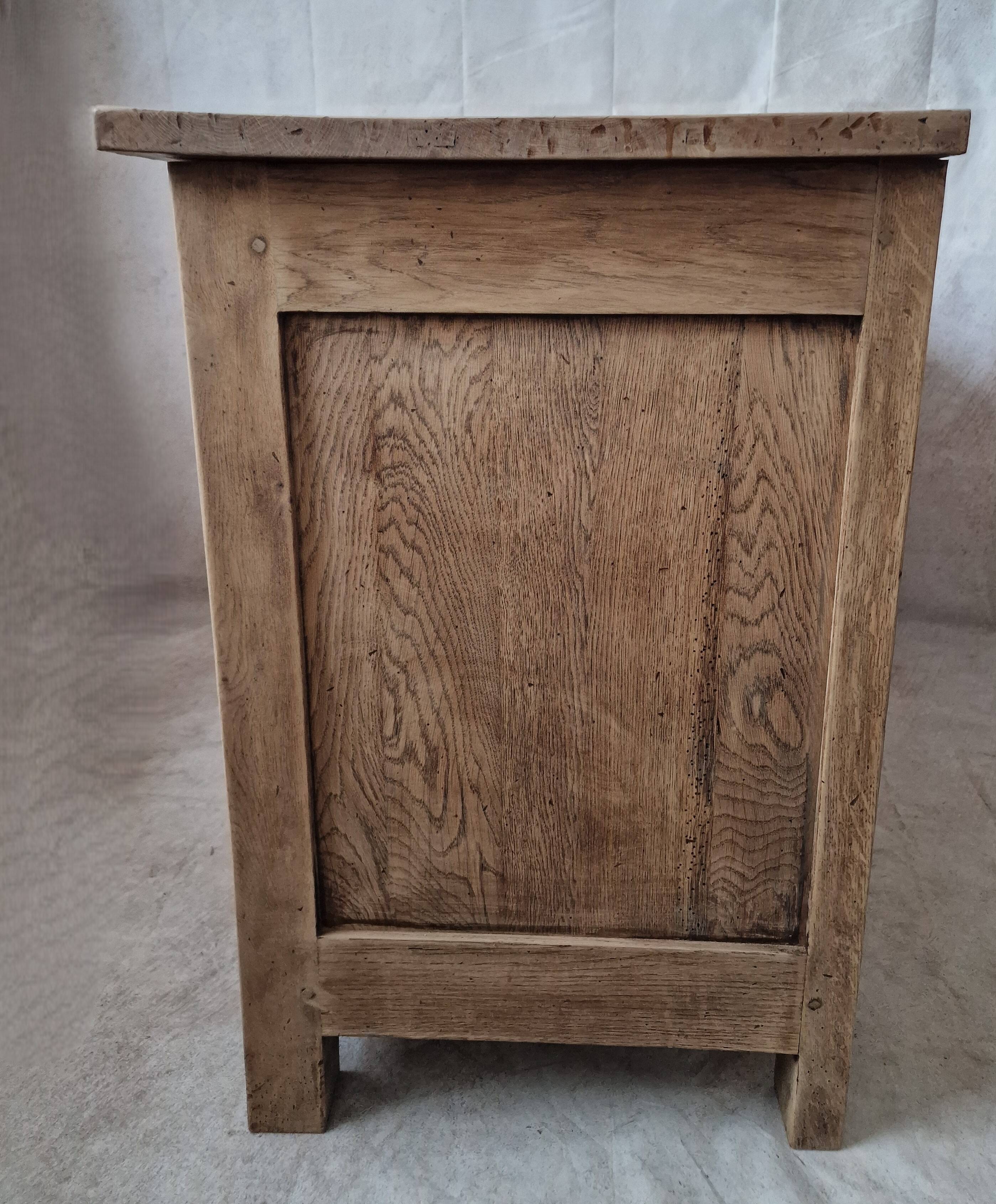 Chest of drawers in raw oak